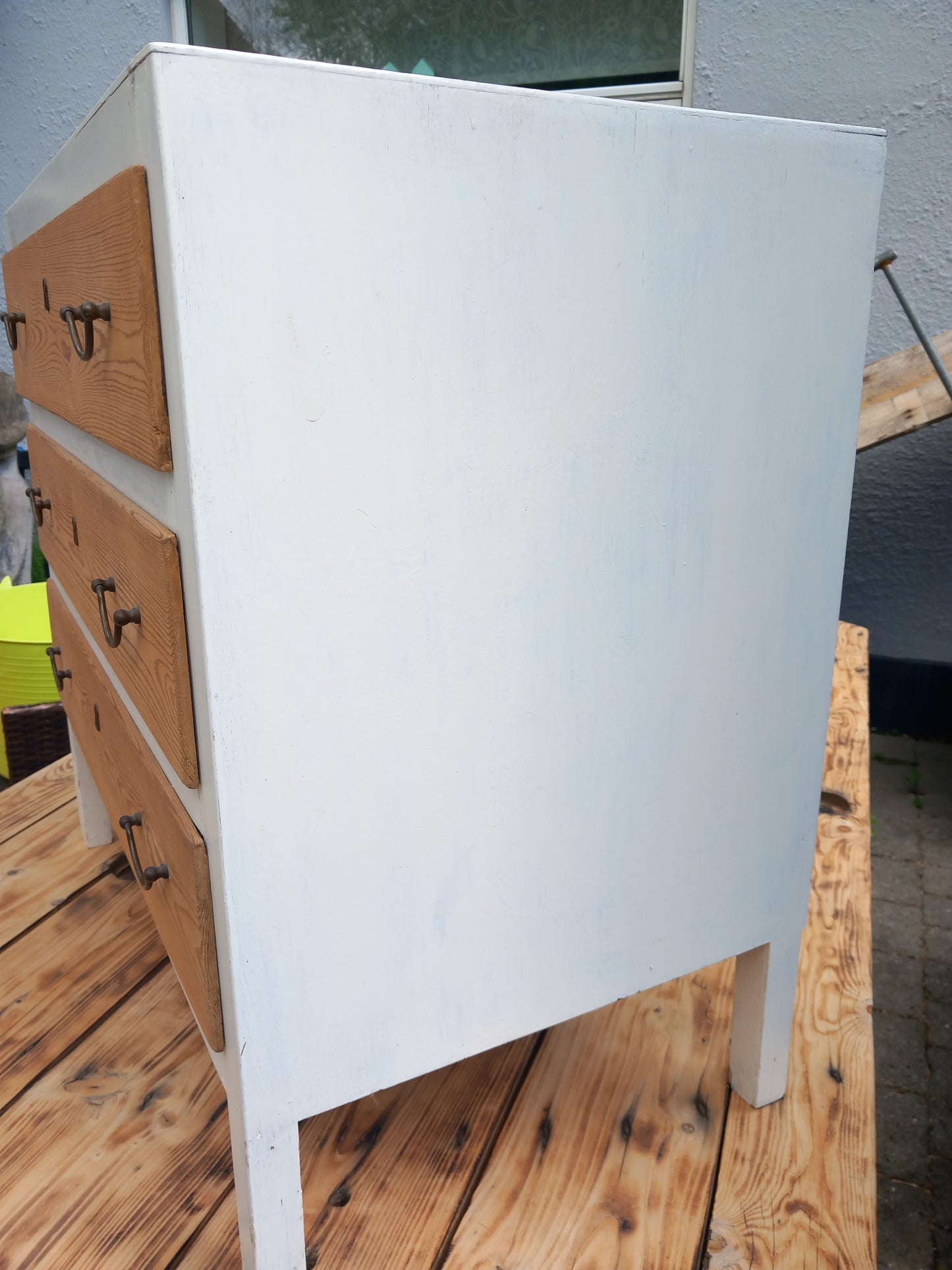 Kommode, hvid med rå skuffer