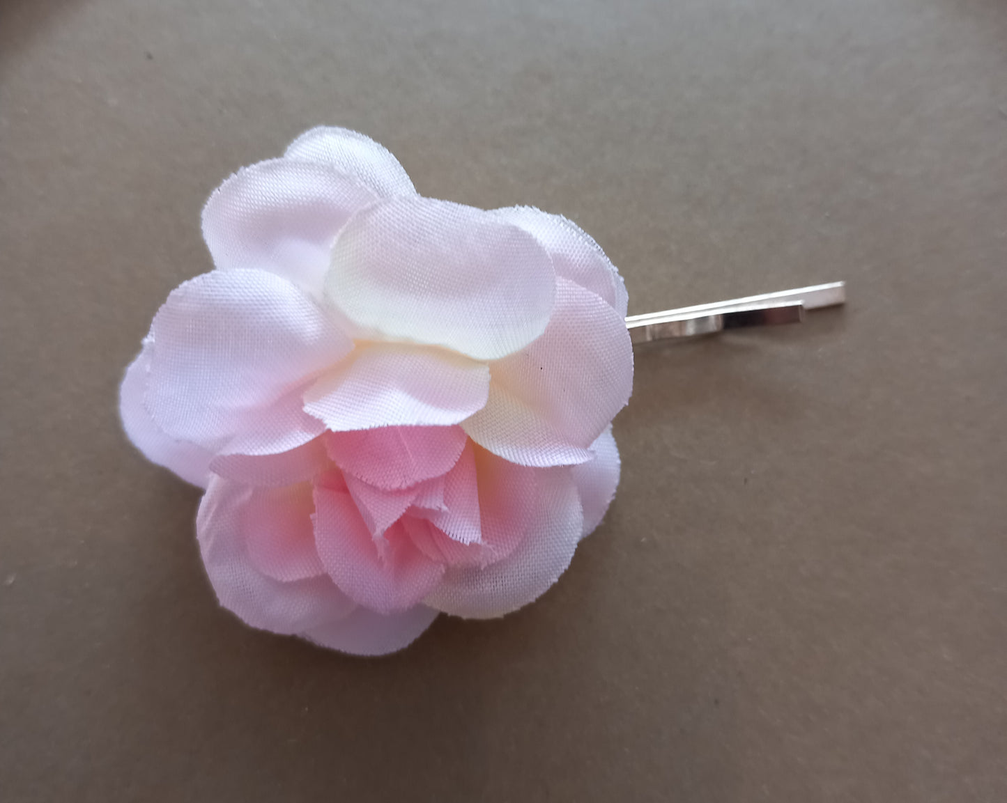 Hårnål, sart lyserød blomst