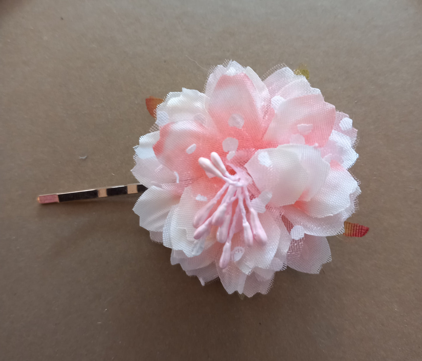 Hårnål, sart rosa/hvid blomst