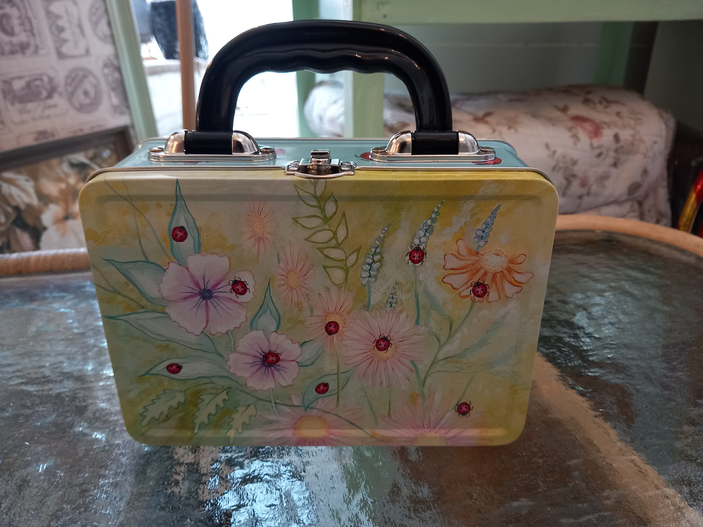 Metalmadkasse, blomster med mariehøns