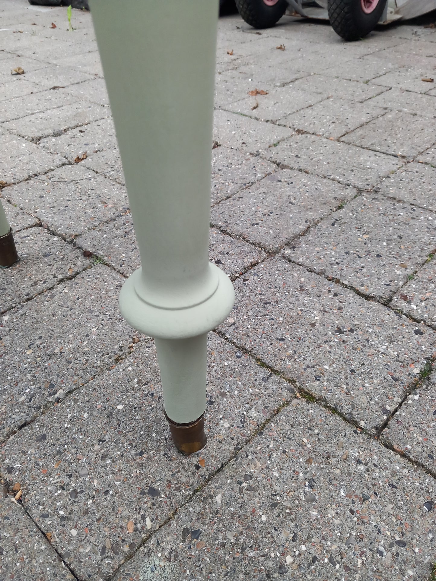 Skrivebord med messing fødder