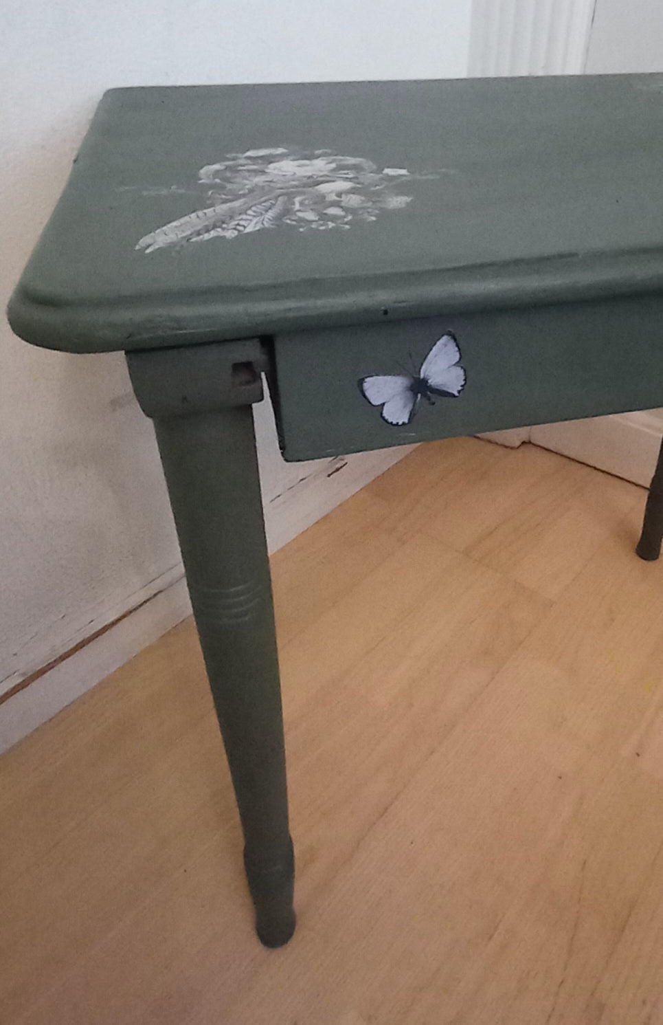 Sidebord med lille skuffe