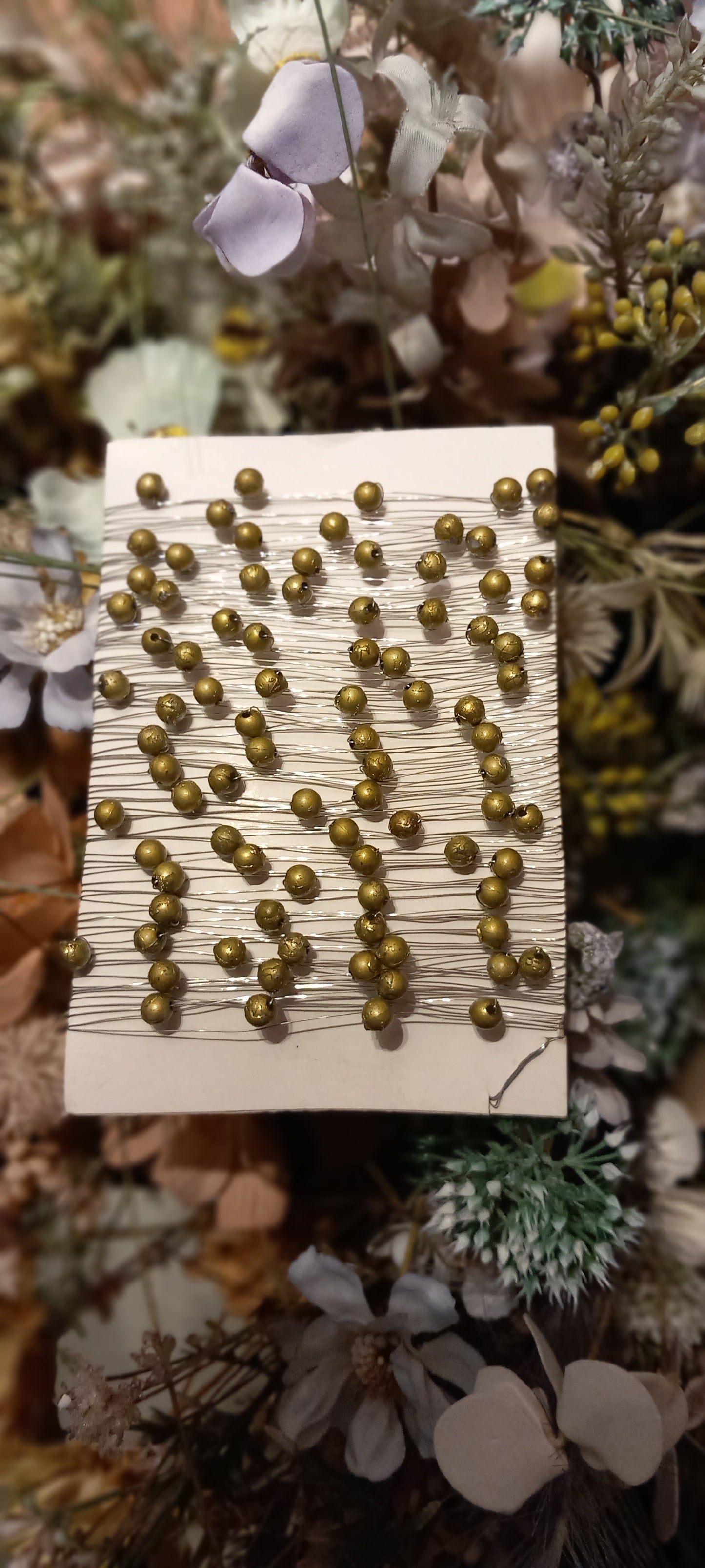 Meraltråd med perler, gunfarvet