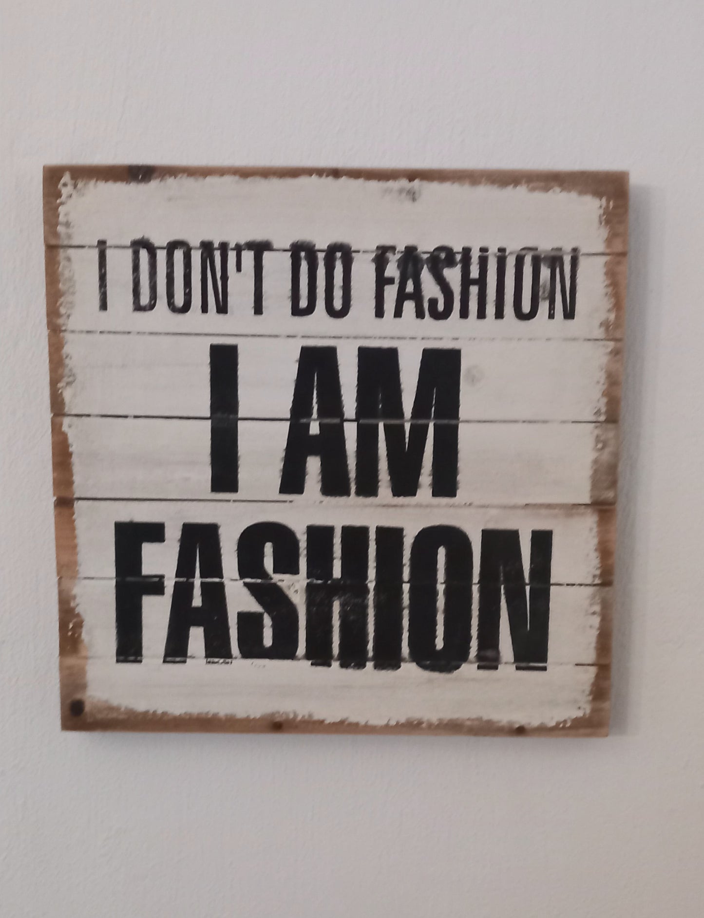 Skilt, træ, I don't do fashion.......