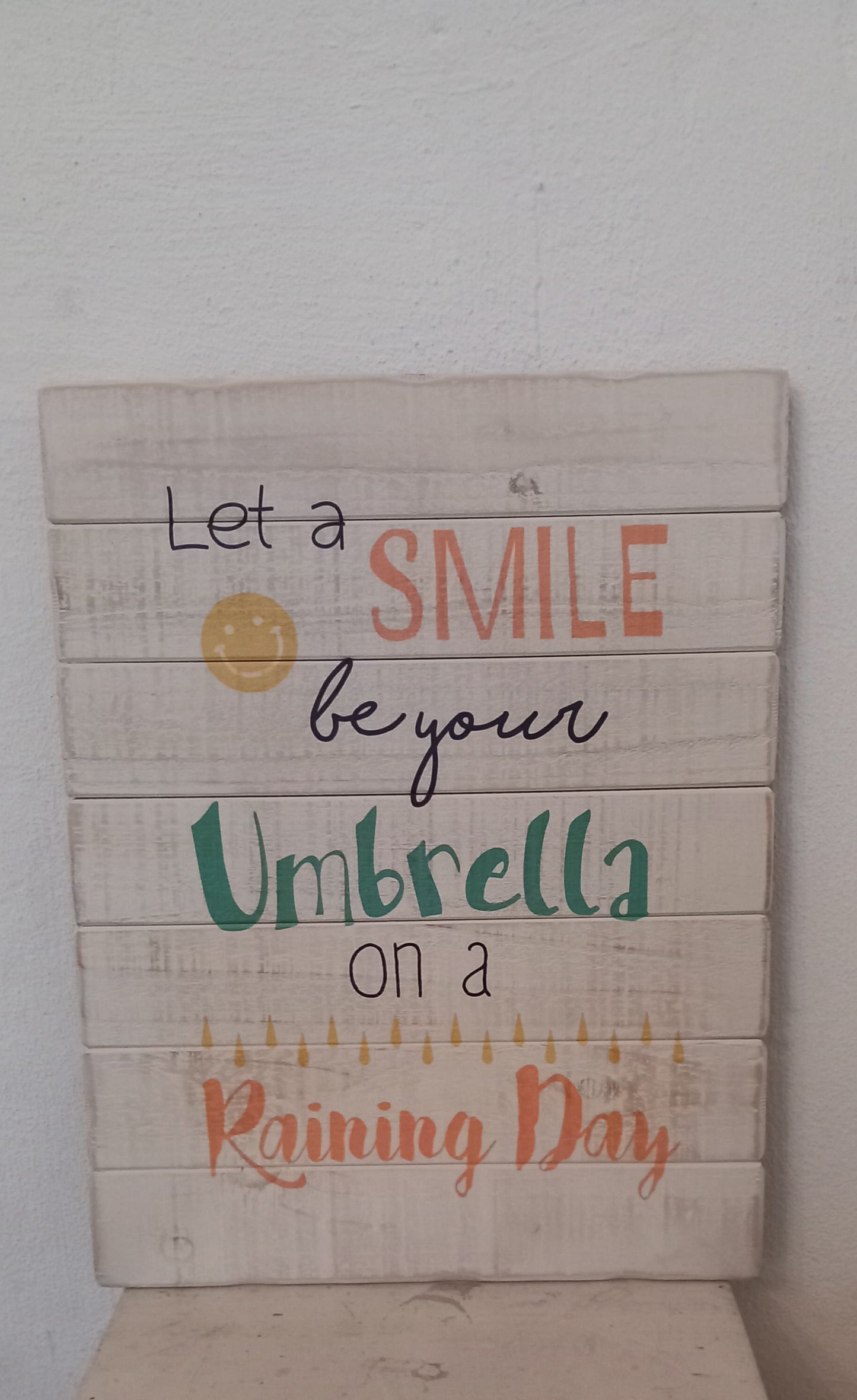 Skilt, træ, Let a smile be your.....