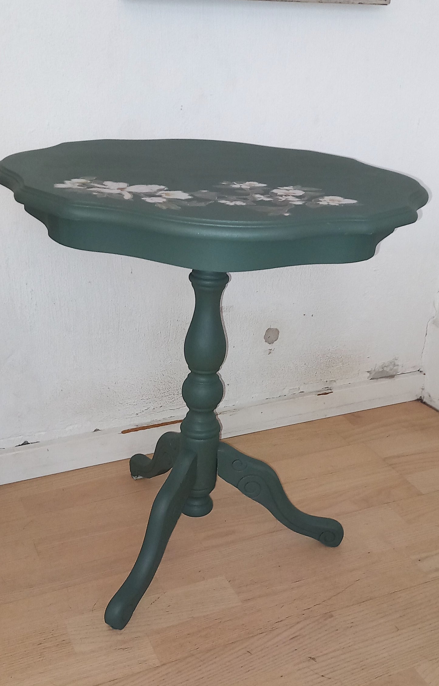 Sidebord, dusty olive, med blomster