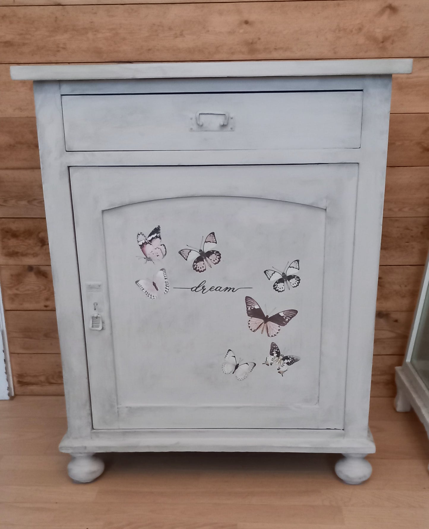 Servante med sommerfugle