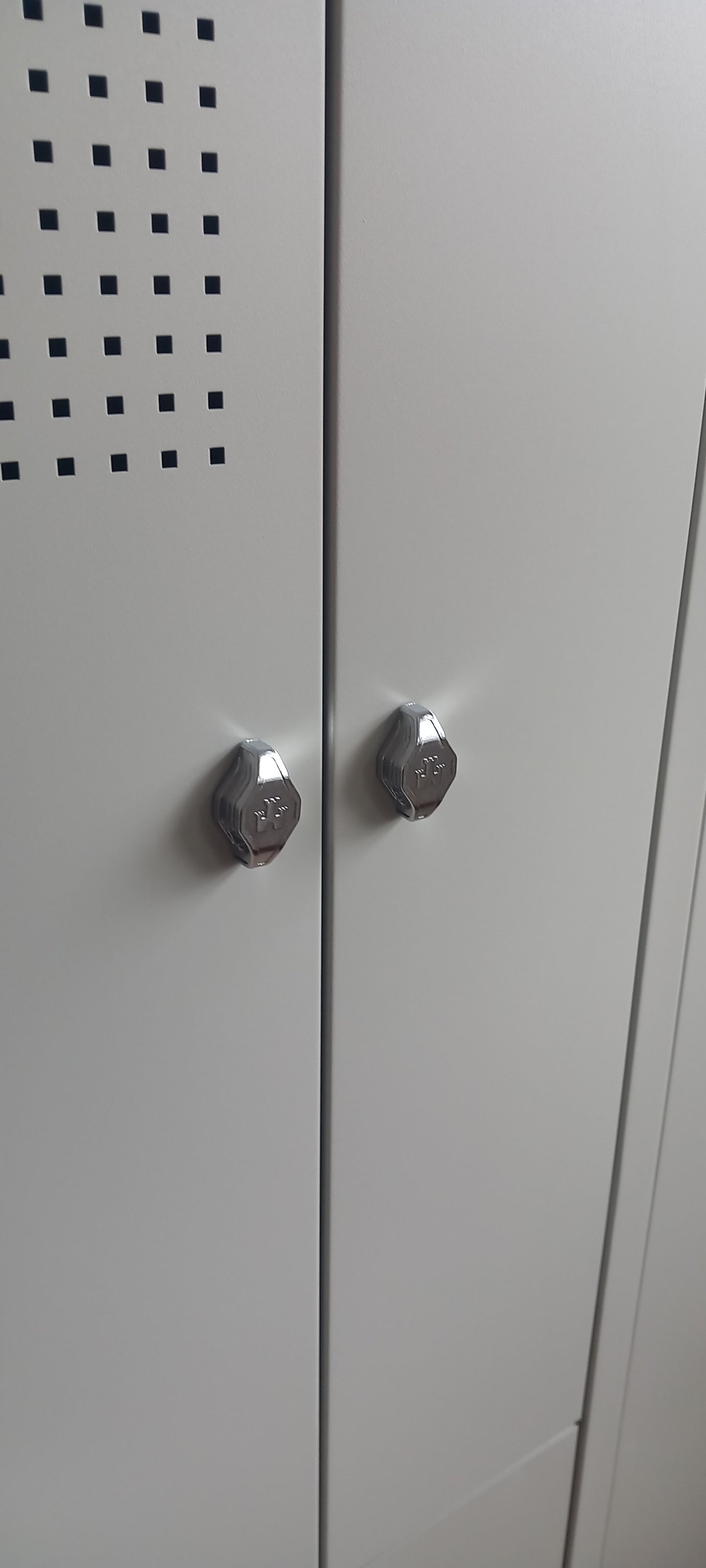 Omklædningsskab / Garderobeskab Z-model 4 rum. grå låger. På sokkel.