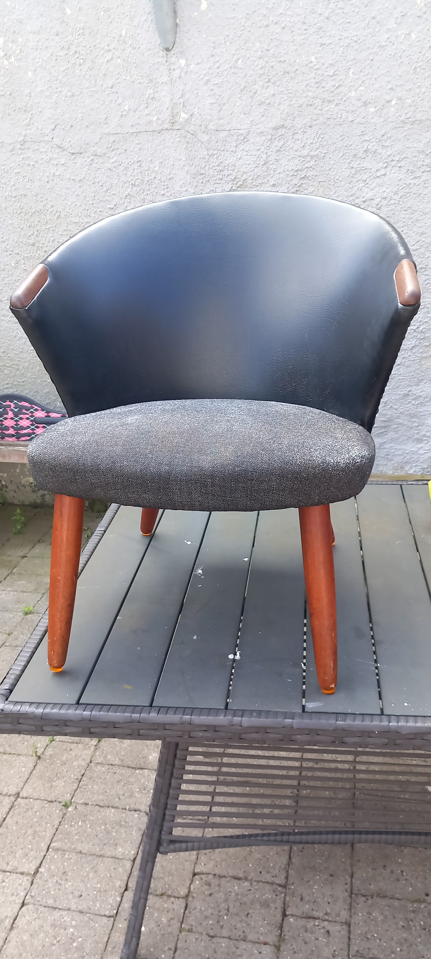 Arkitekttegnet stole med nyt sæde