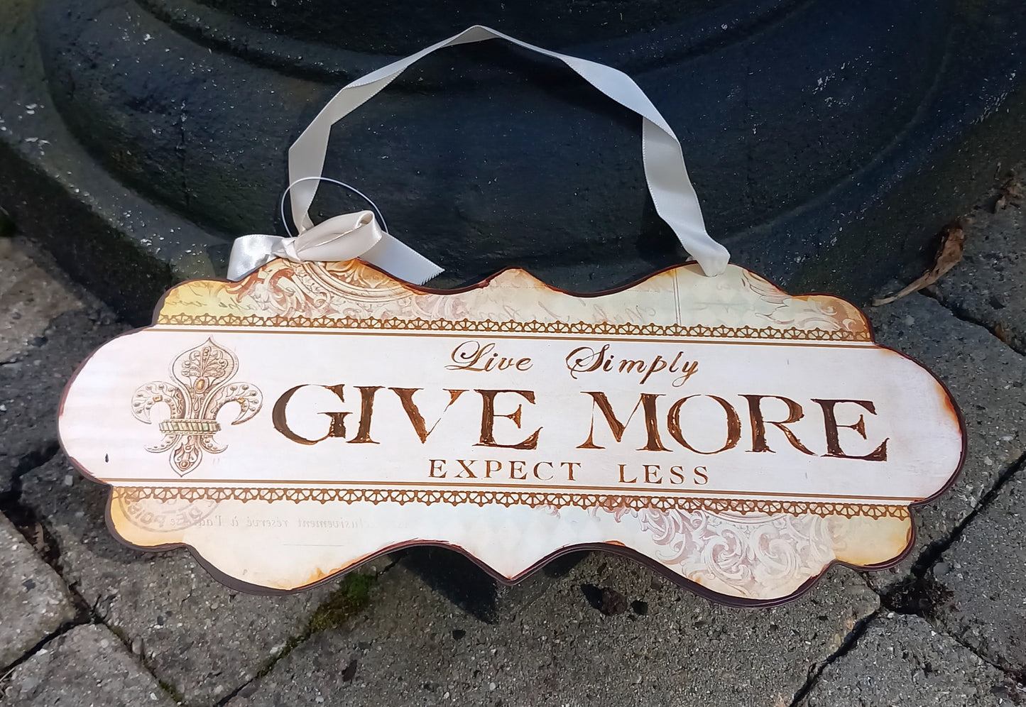 Skilt, metal, Live simply give more......