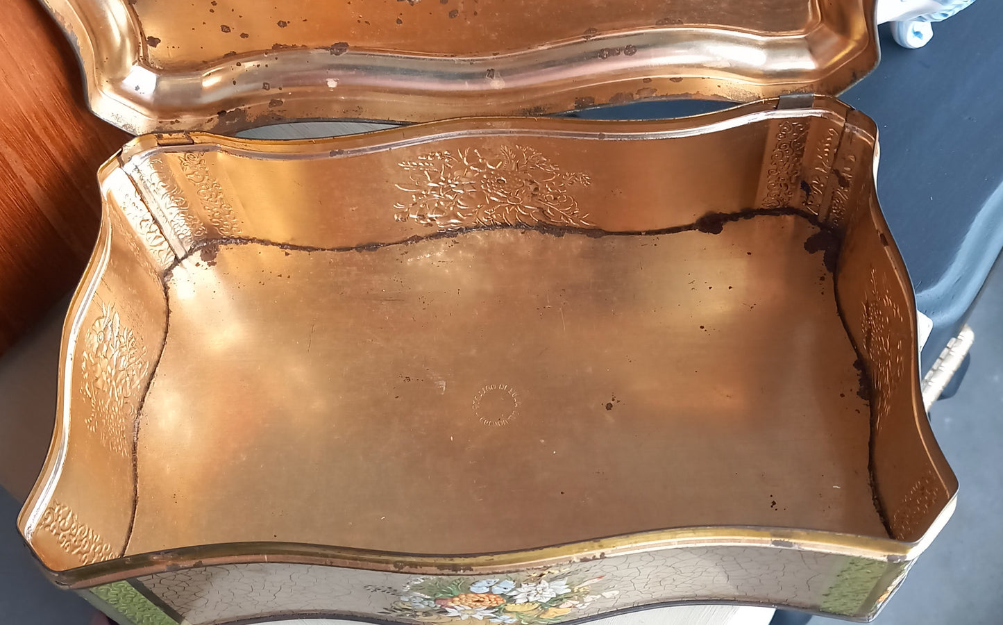 Gl. dåse, firkantet med blomster