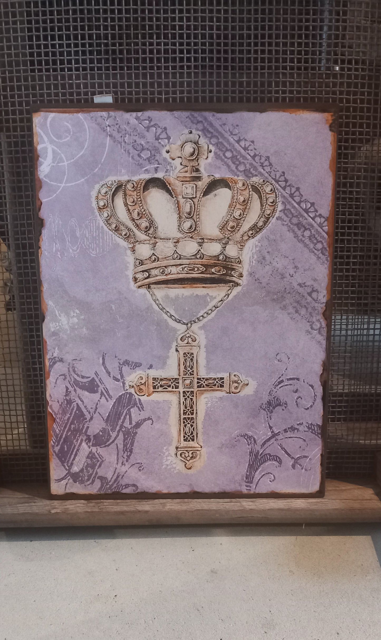 Skilt, metal, med kors med krone, Lilla