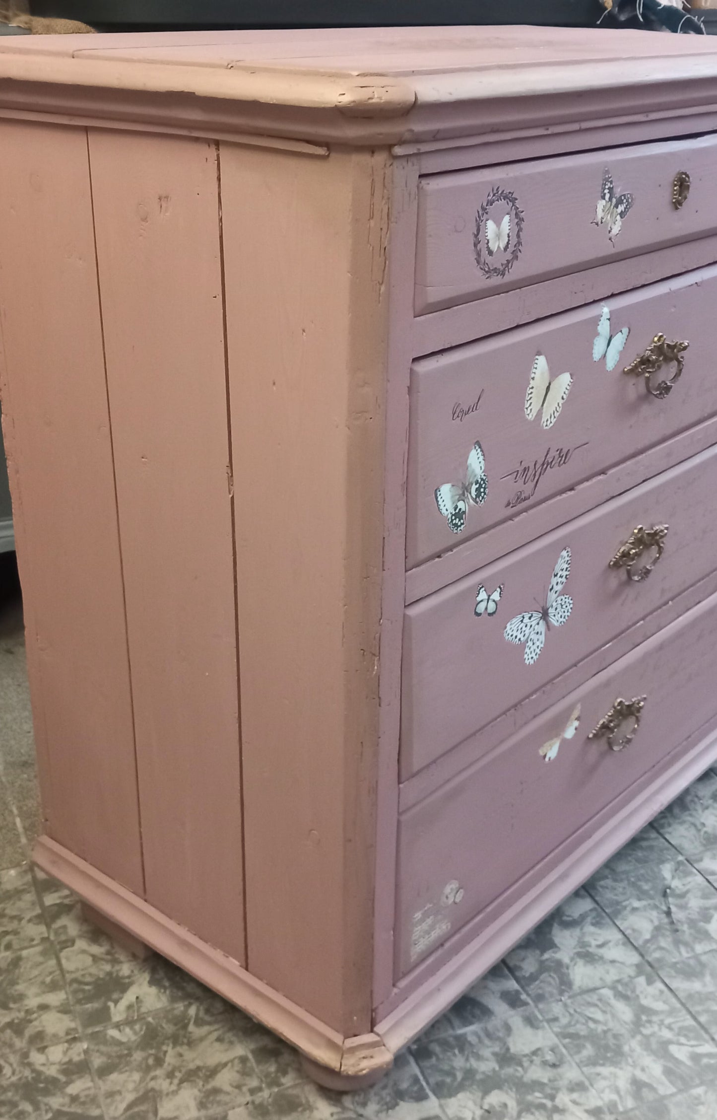 Kommode med sommerfugle og tekst