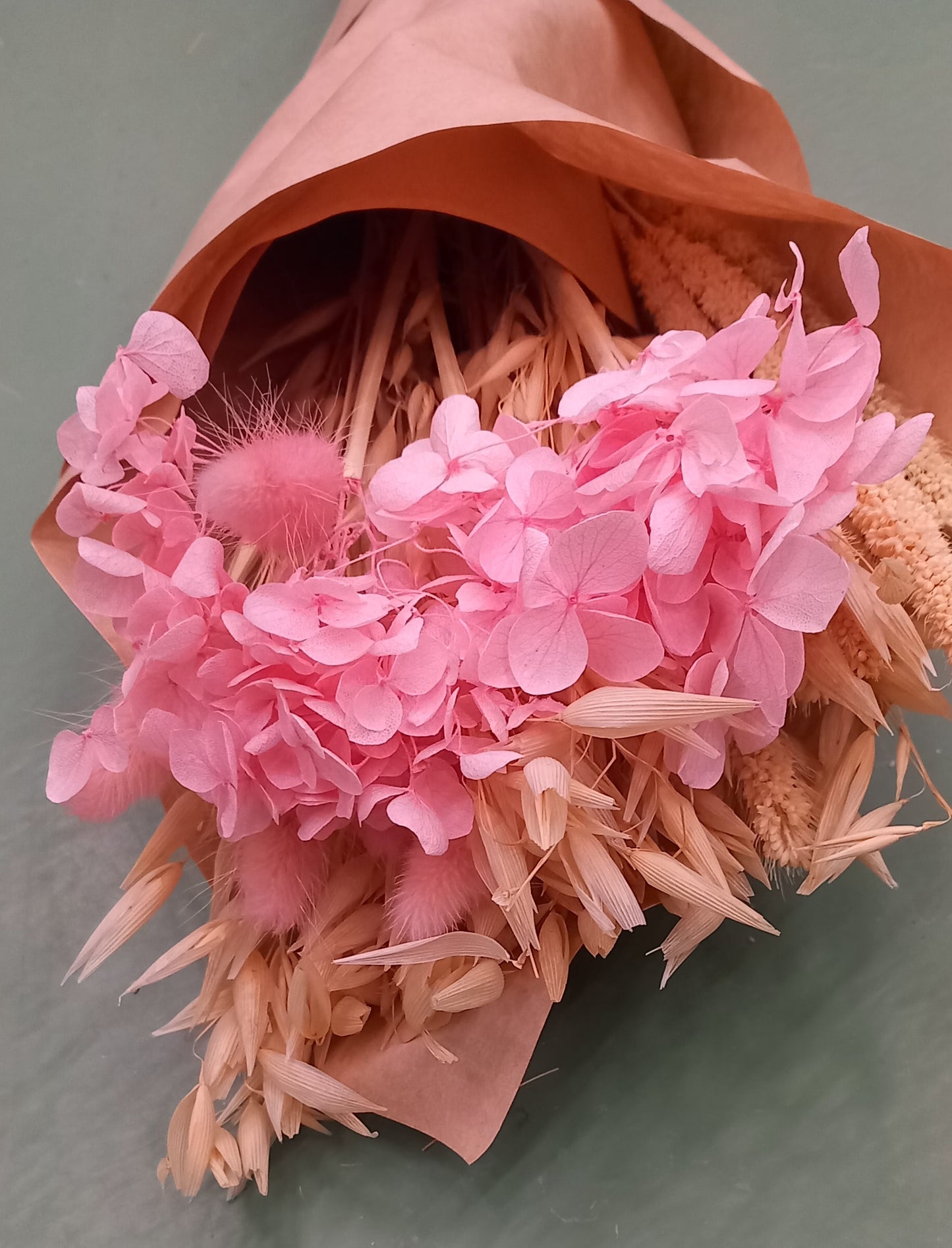Tørret blomsterbuket i rosa og nude nuancer