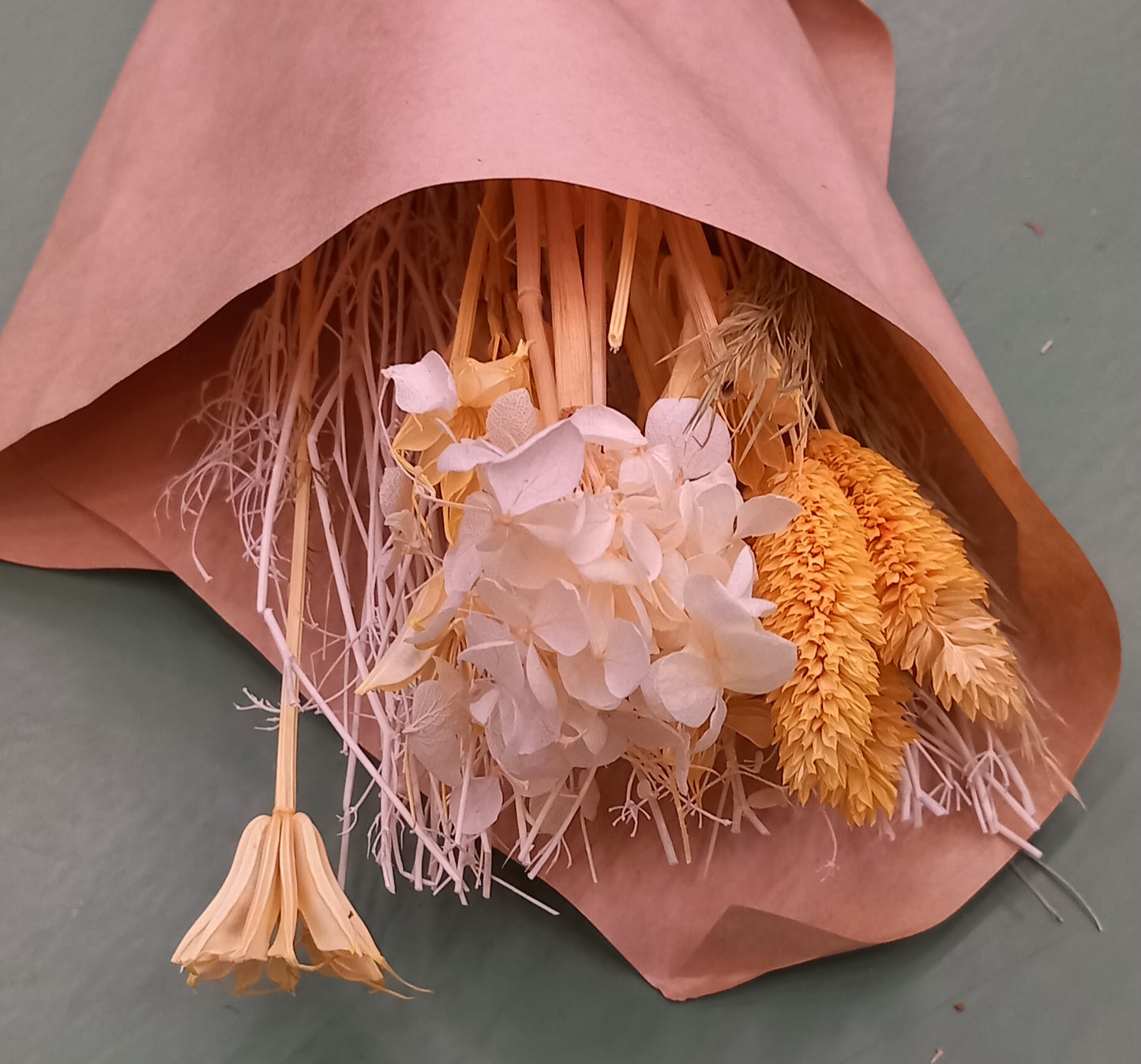 Tørret blomsterbuket i gule og naturtoner