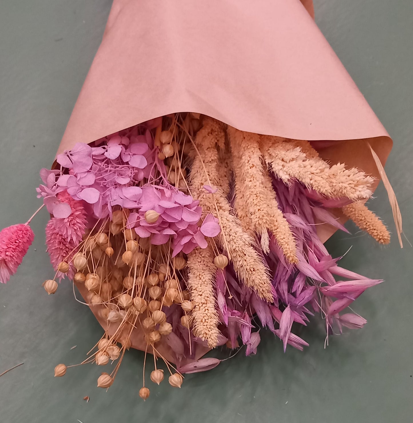 Tørret blomsterbuket i lilla, natur og rosatoner