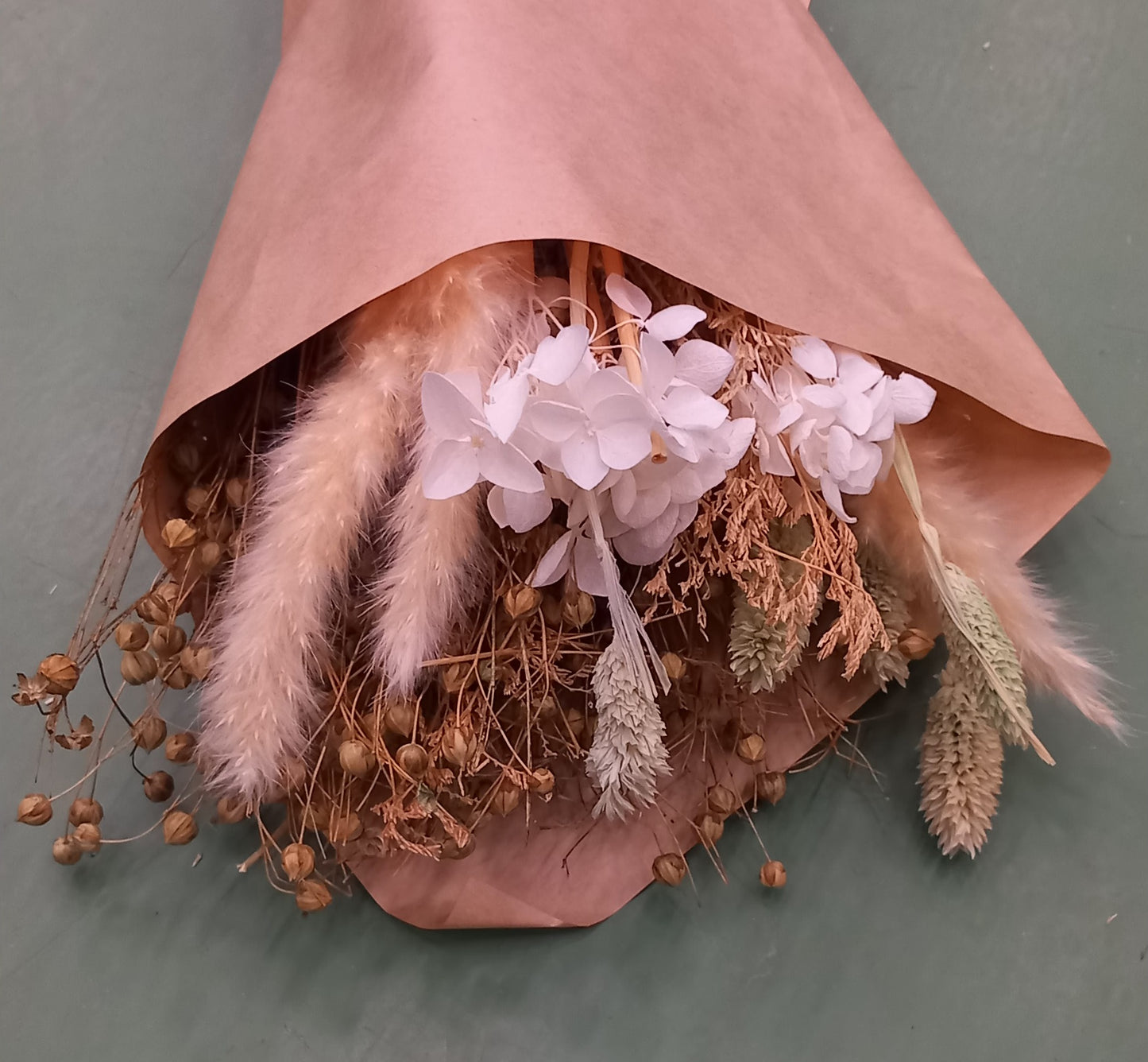 Blomsterbuket i lyse natur- og hvide/beige toner