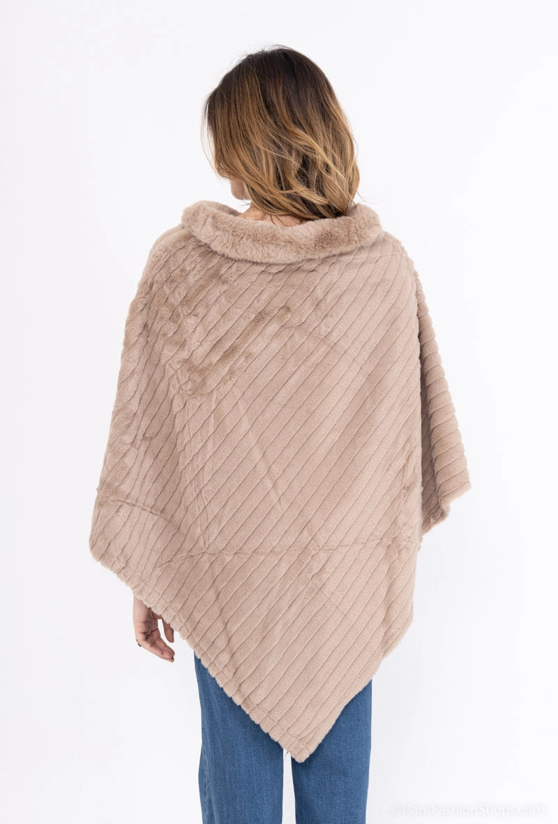 Poncho i imiteret pels, med krave, taupe