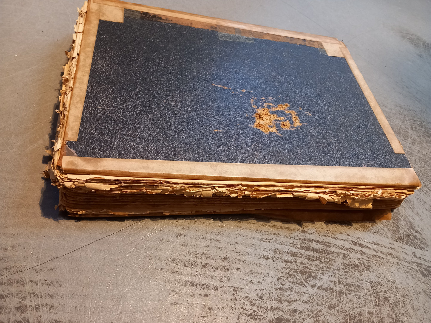 Kæmpe bog med gl sider.