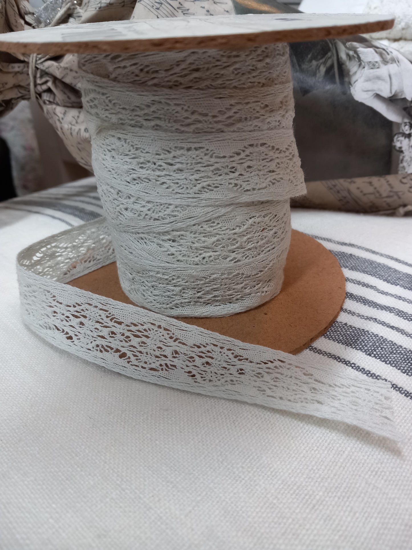 Blonde,2 cm bred, meget lys blå