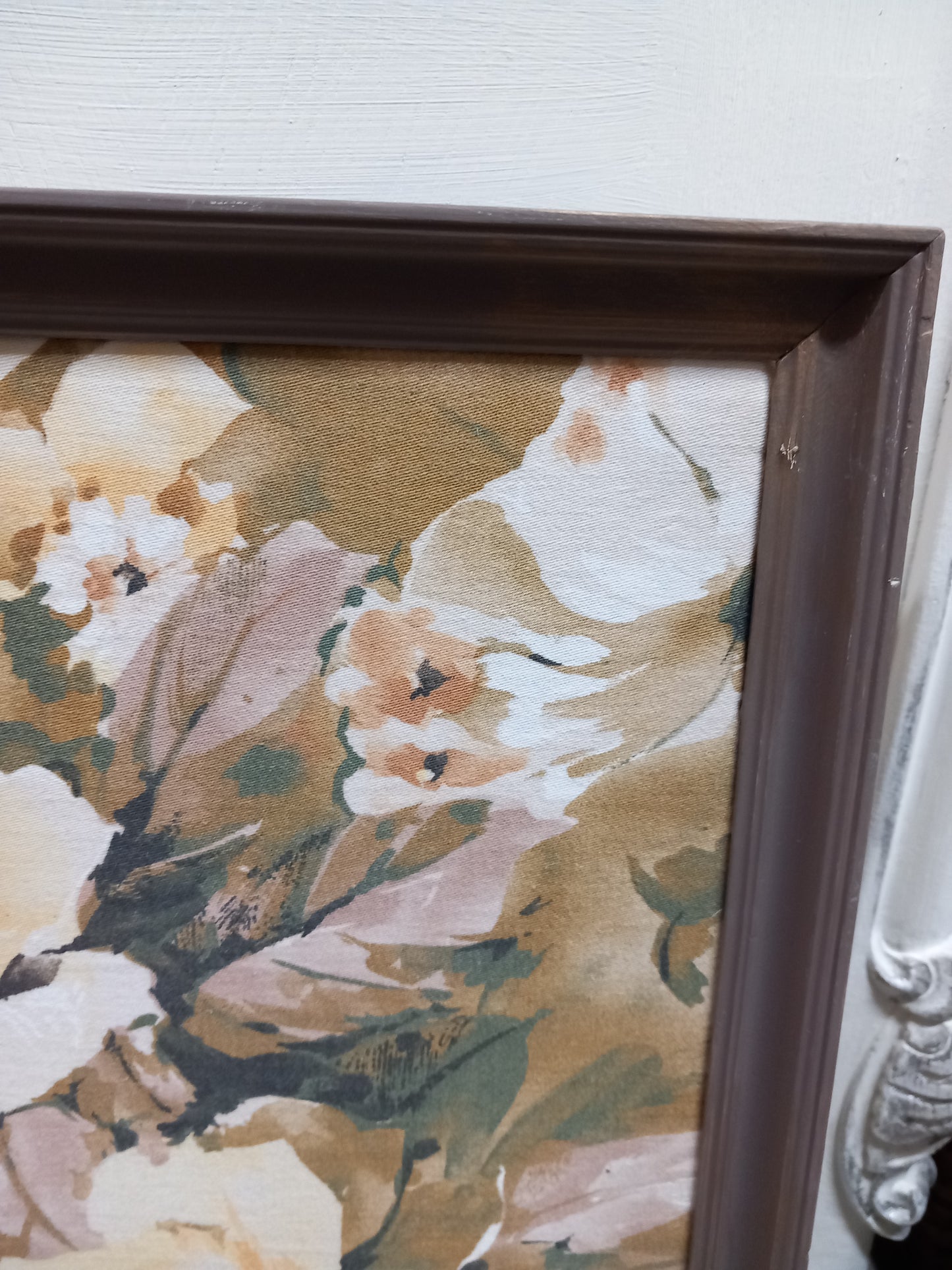 Opslagstavle, dark powder med jordfarvede blomster