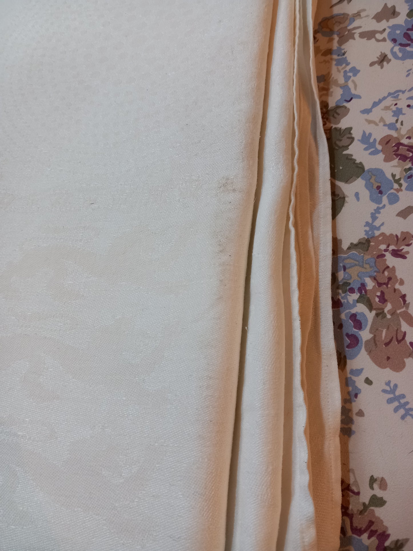 Dug præget med løver, hjerter og kroner