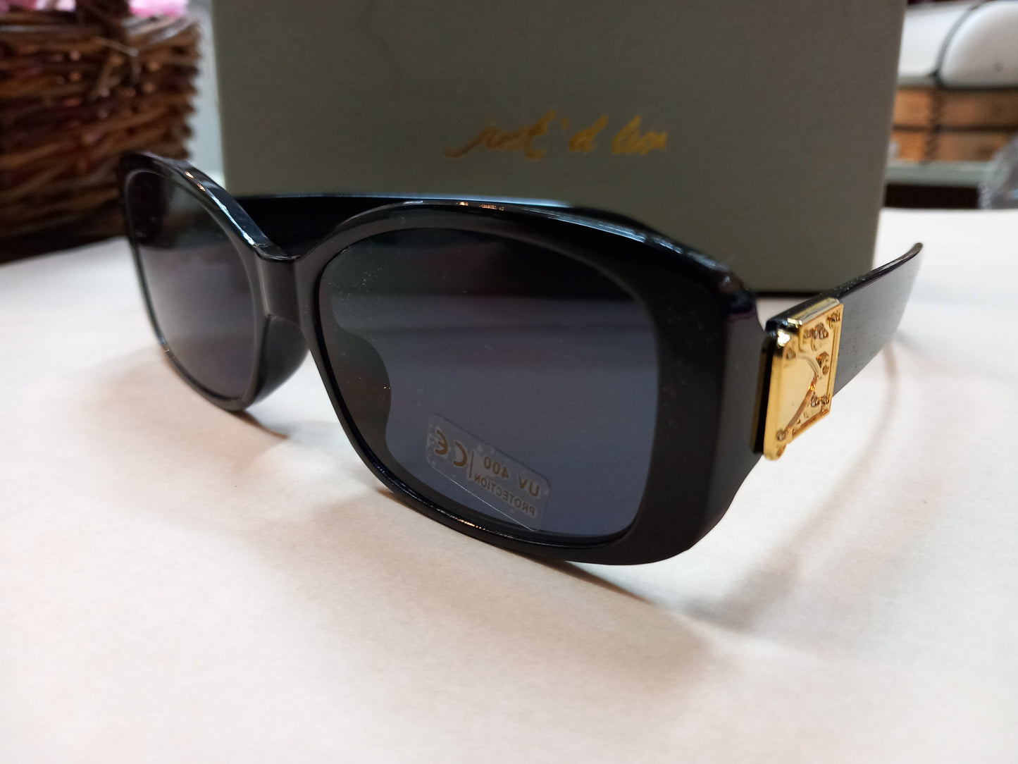 Solbrille, sort med guld emblem