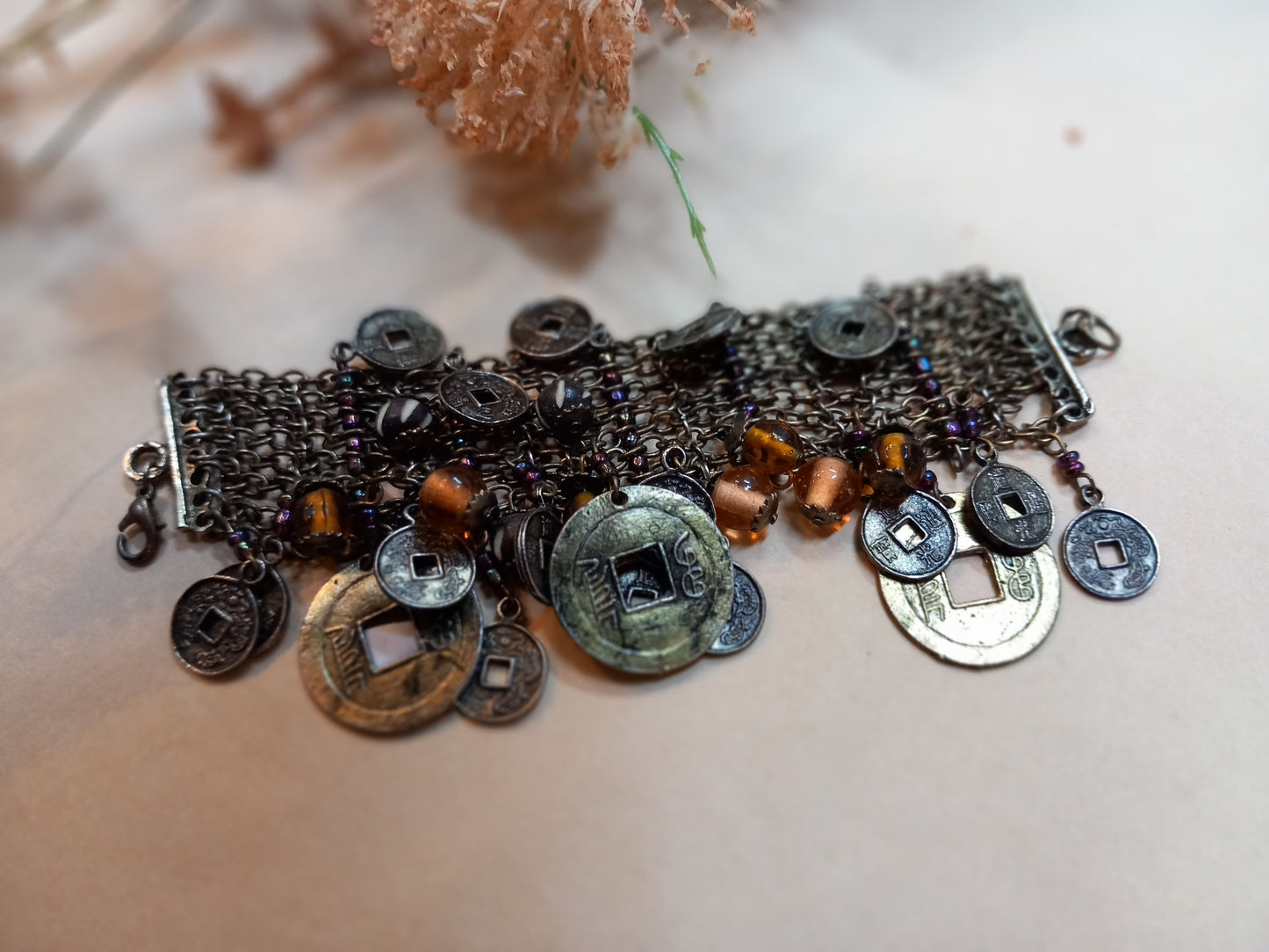 Armbånd, fyldt med perler og vedhæng