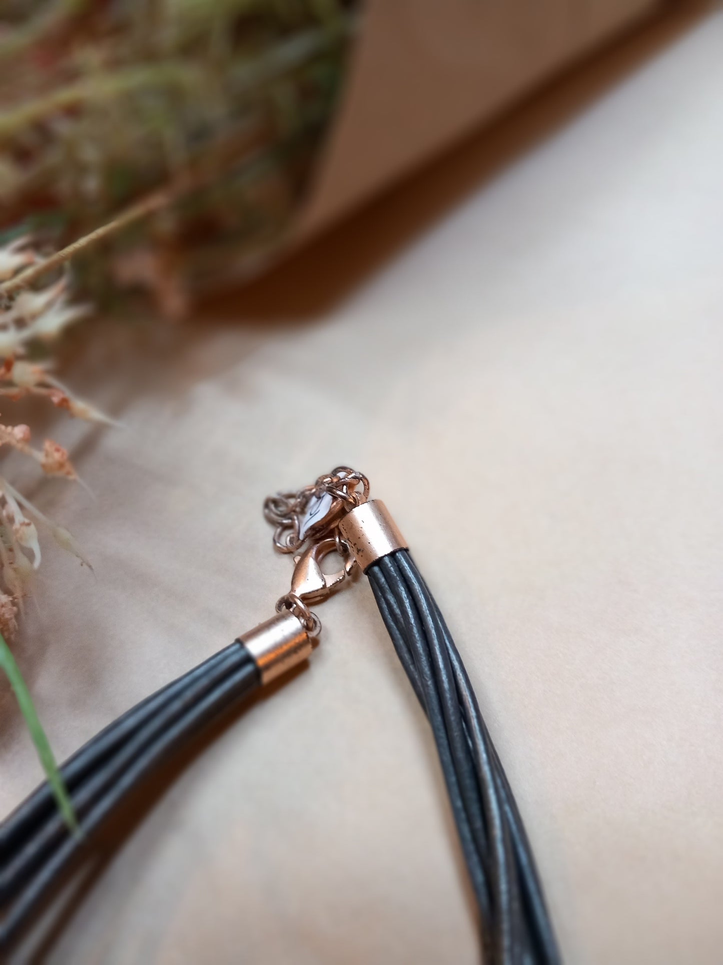 Halskæde, goldrose og læder