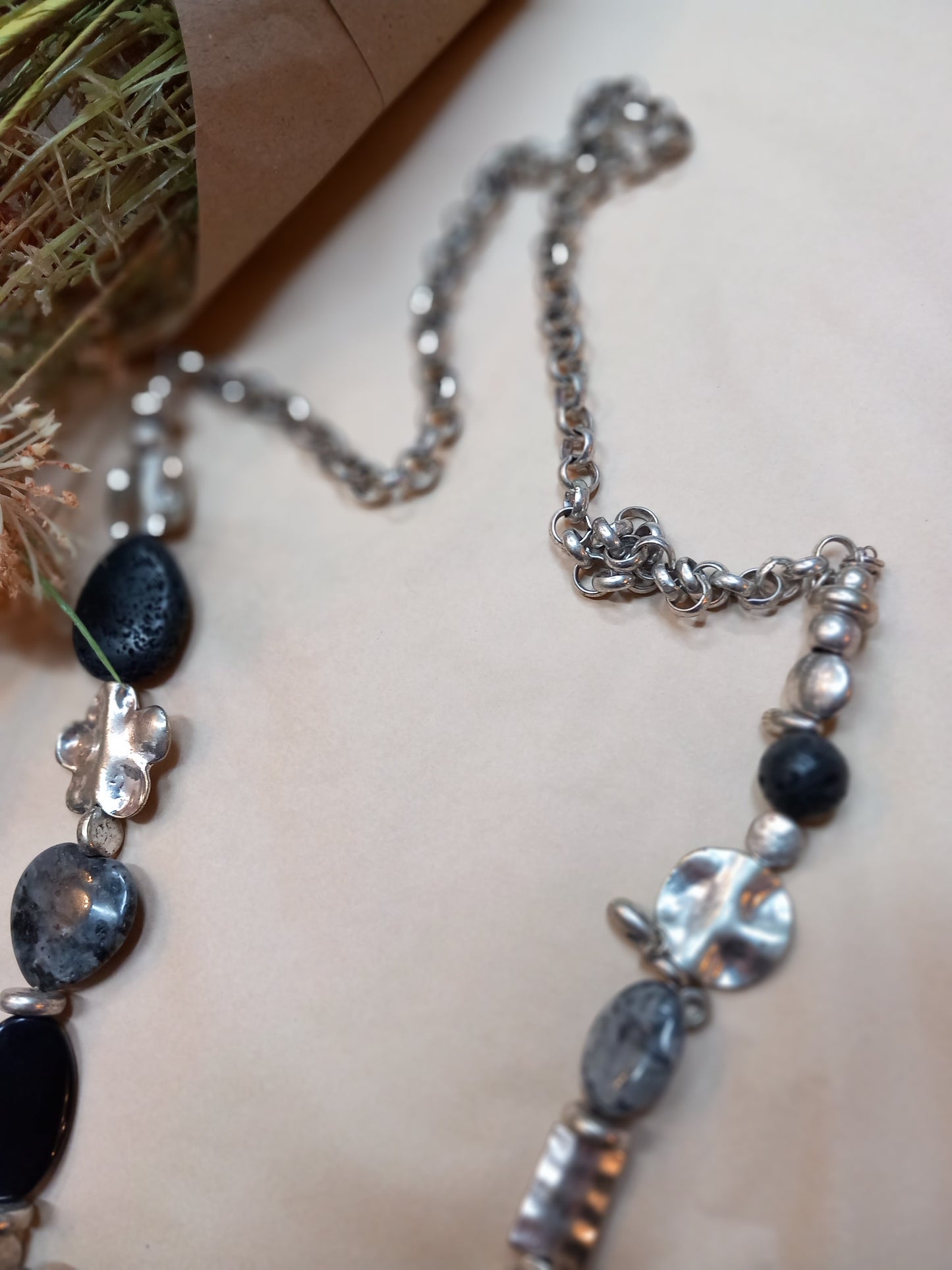 Halskæde, sort og sølv