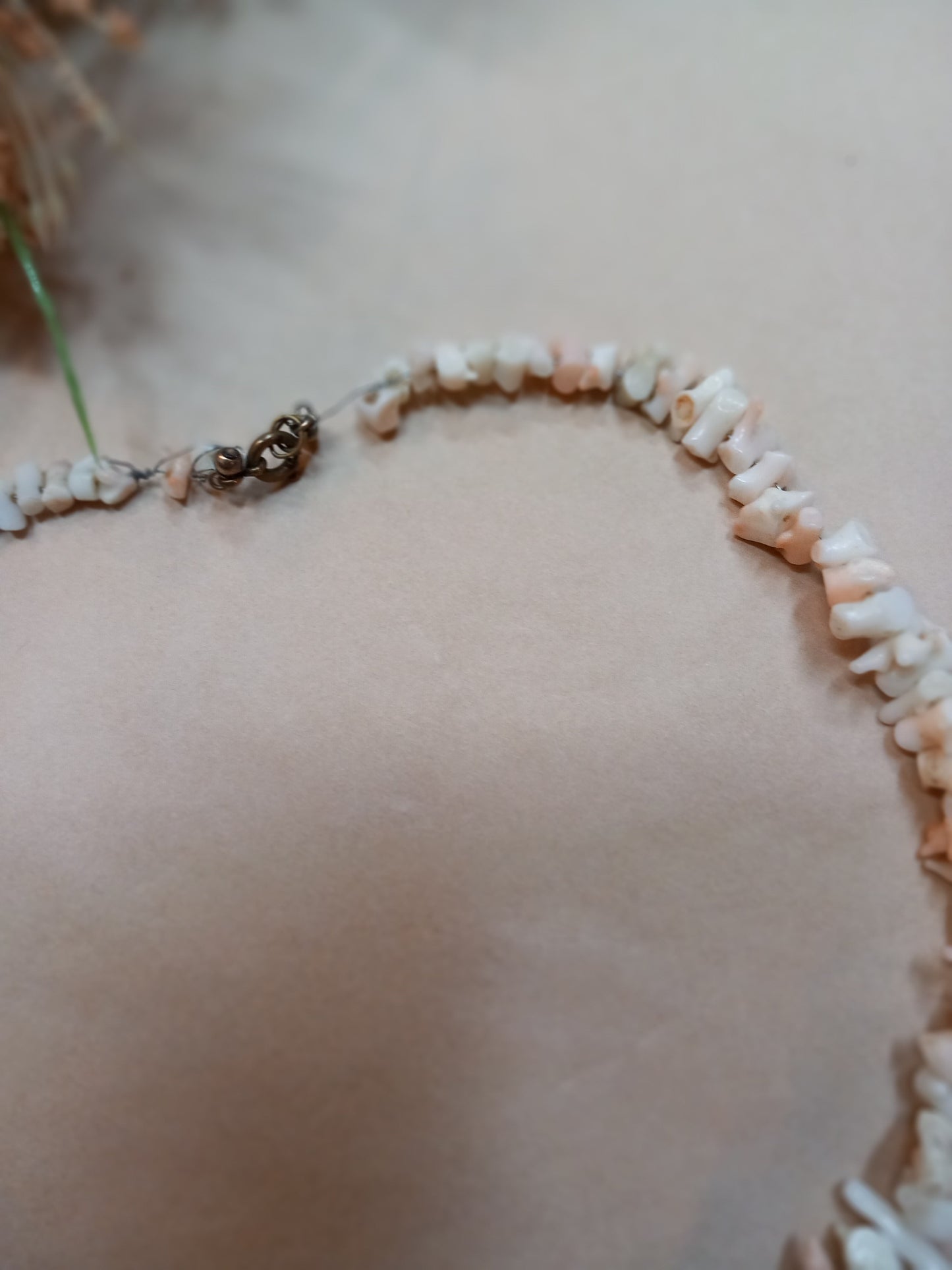 Halskæde, cremet "ben"