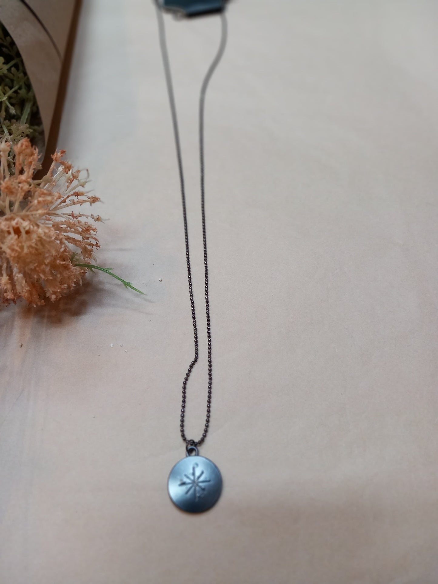 Halskæde, emblem med lille sten