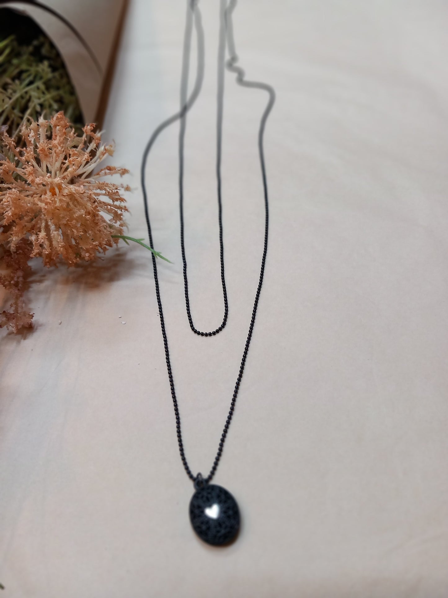 Halskæde, med sort vedjæng