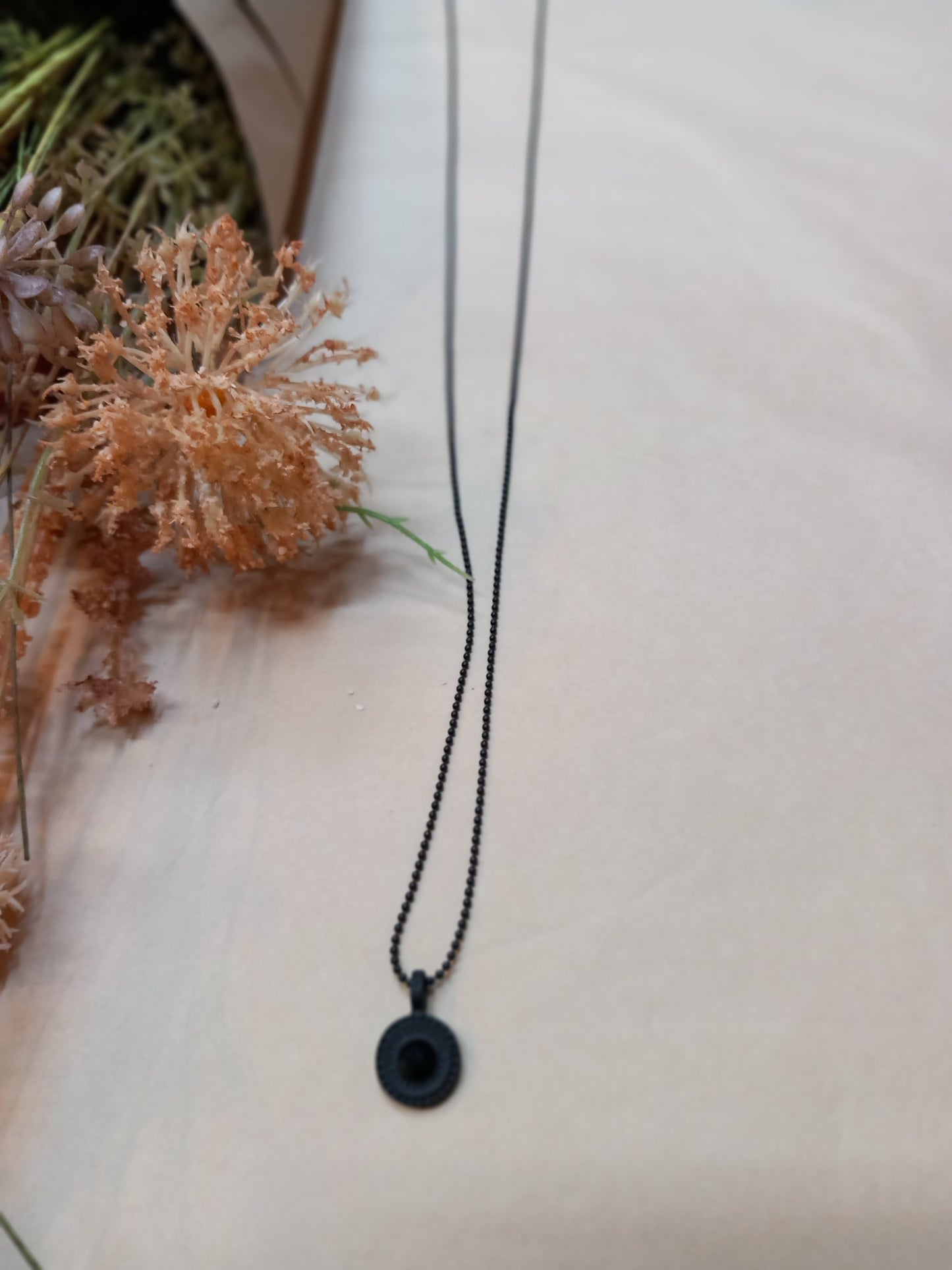 Halskæde, sort vedhæng med sort sten