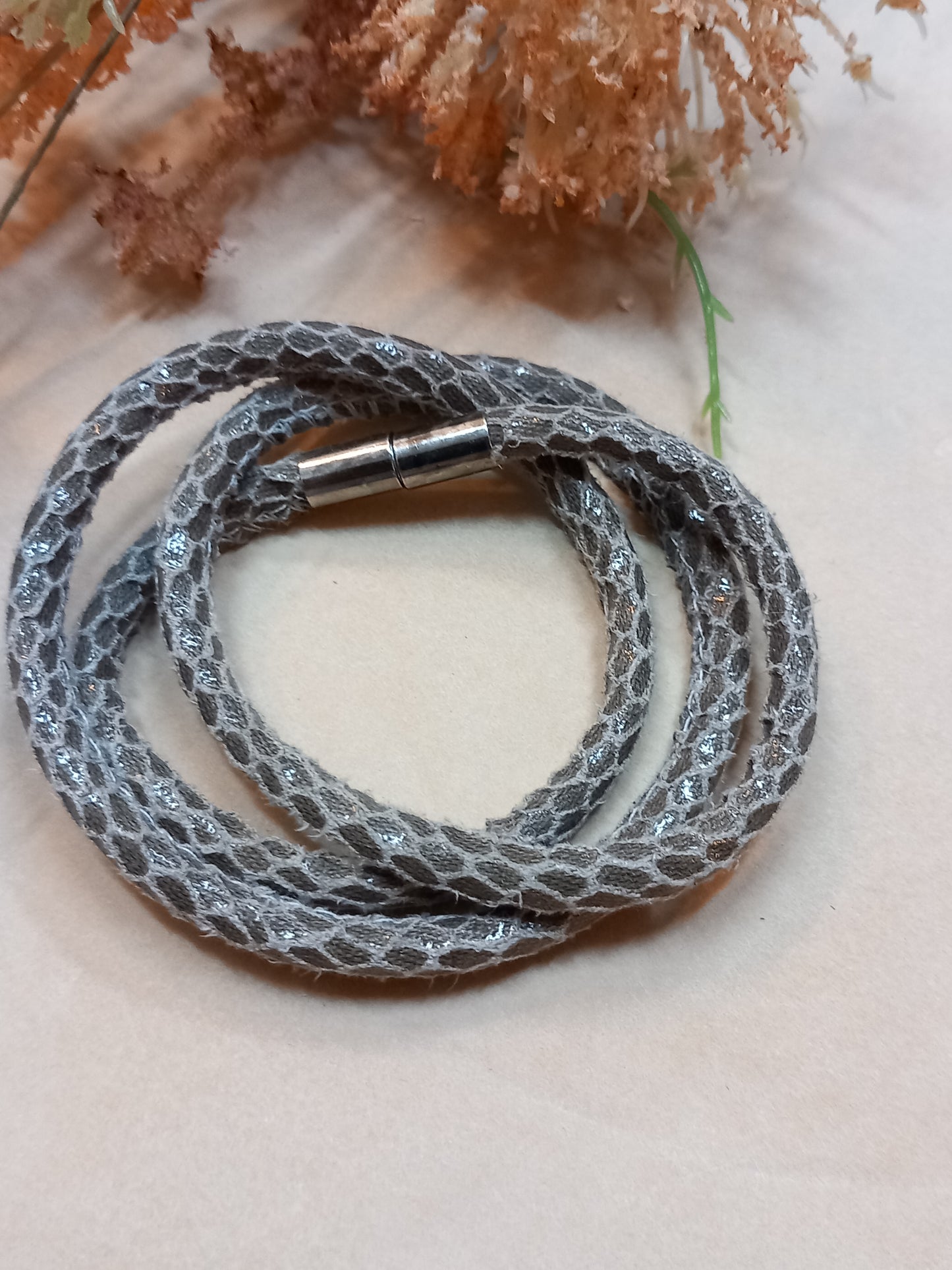 Armbånd, slangeskind, læder, grå