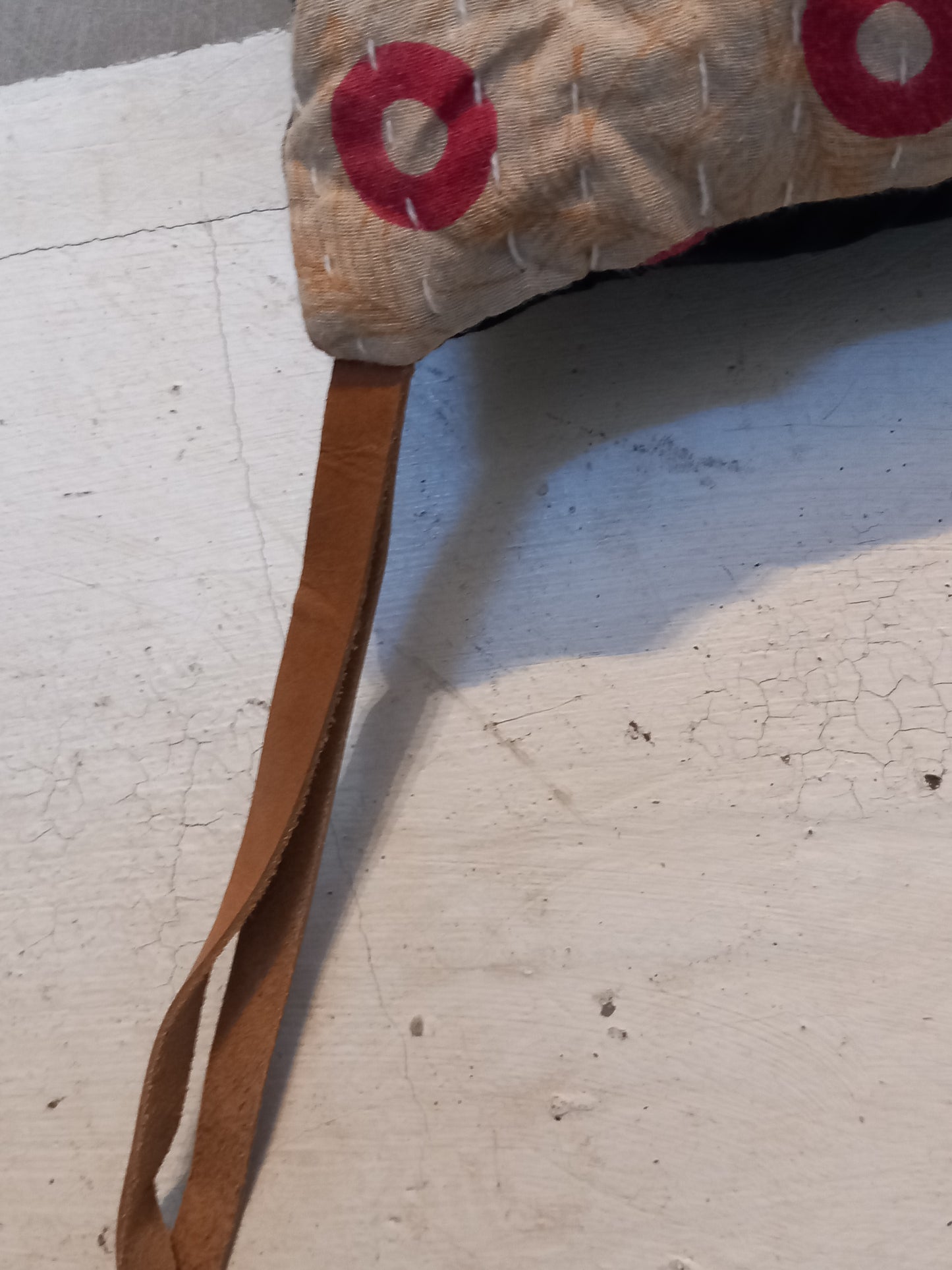 Madres, beige med røde ringe, l. 140 cm