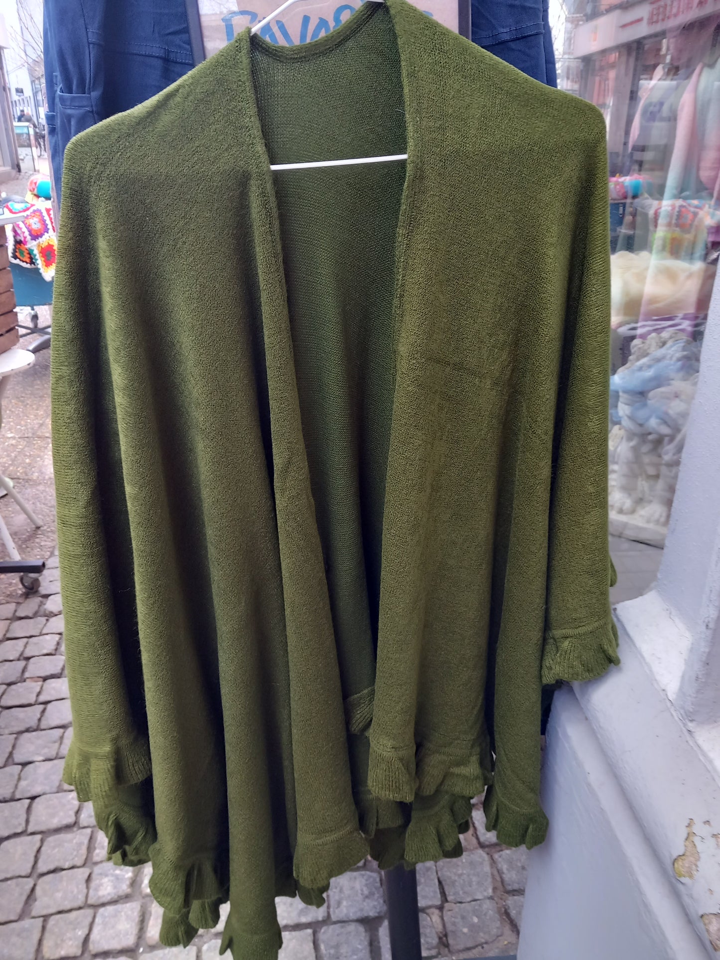 Poncho med broche, flere farver