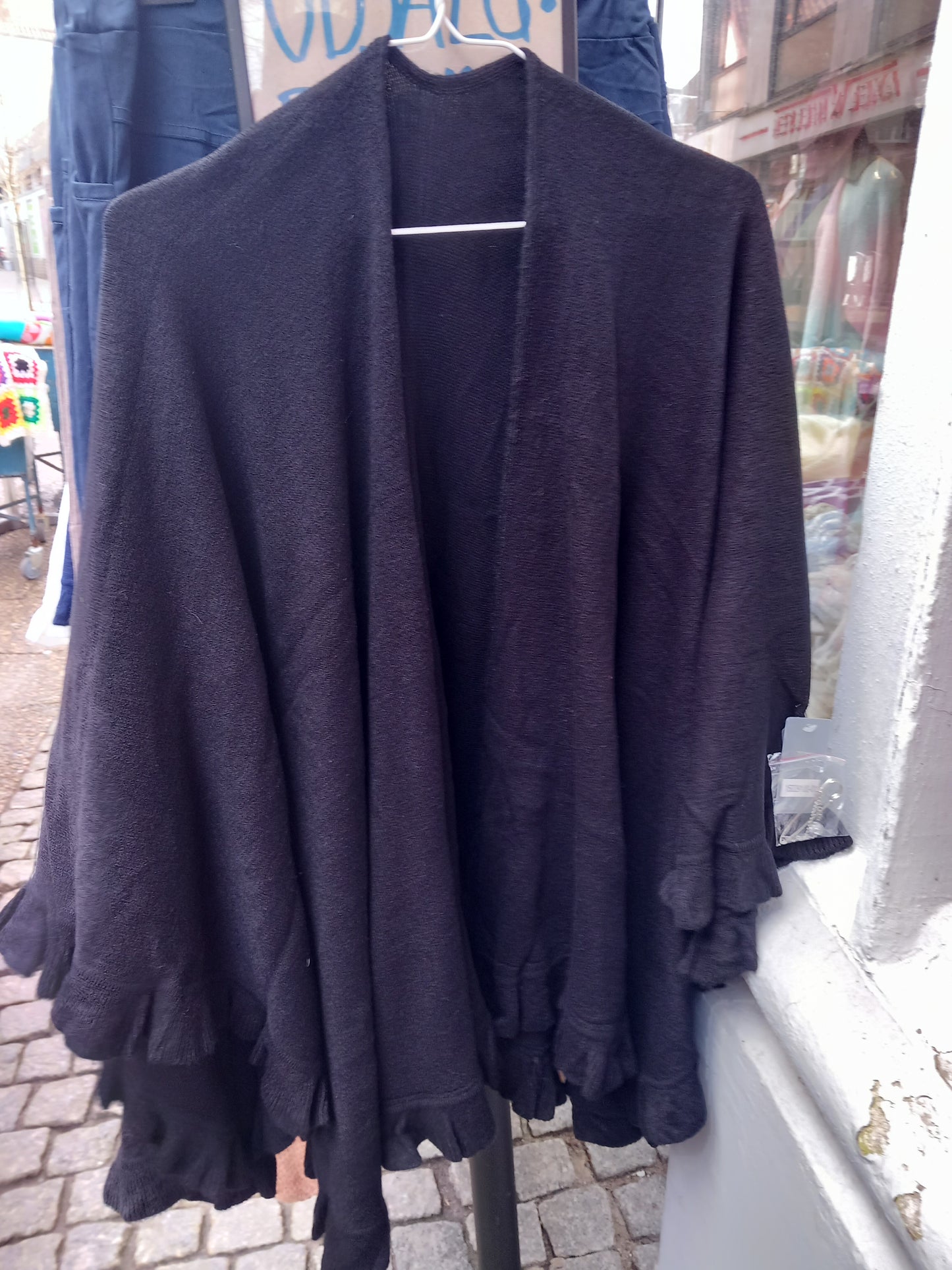 Poncho med broche, flere farver