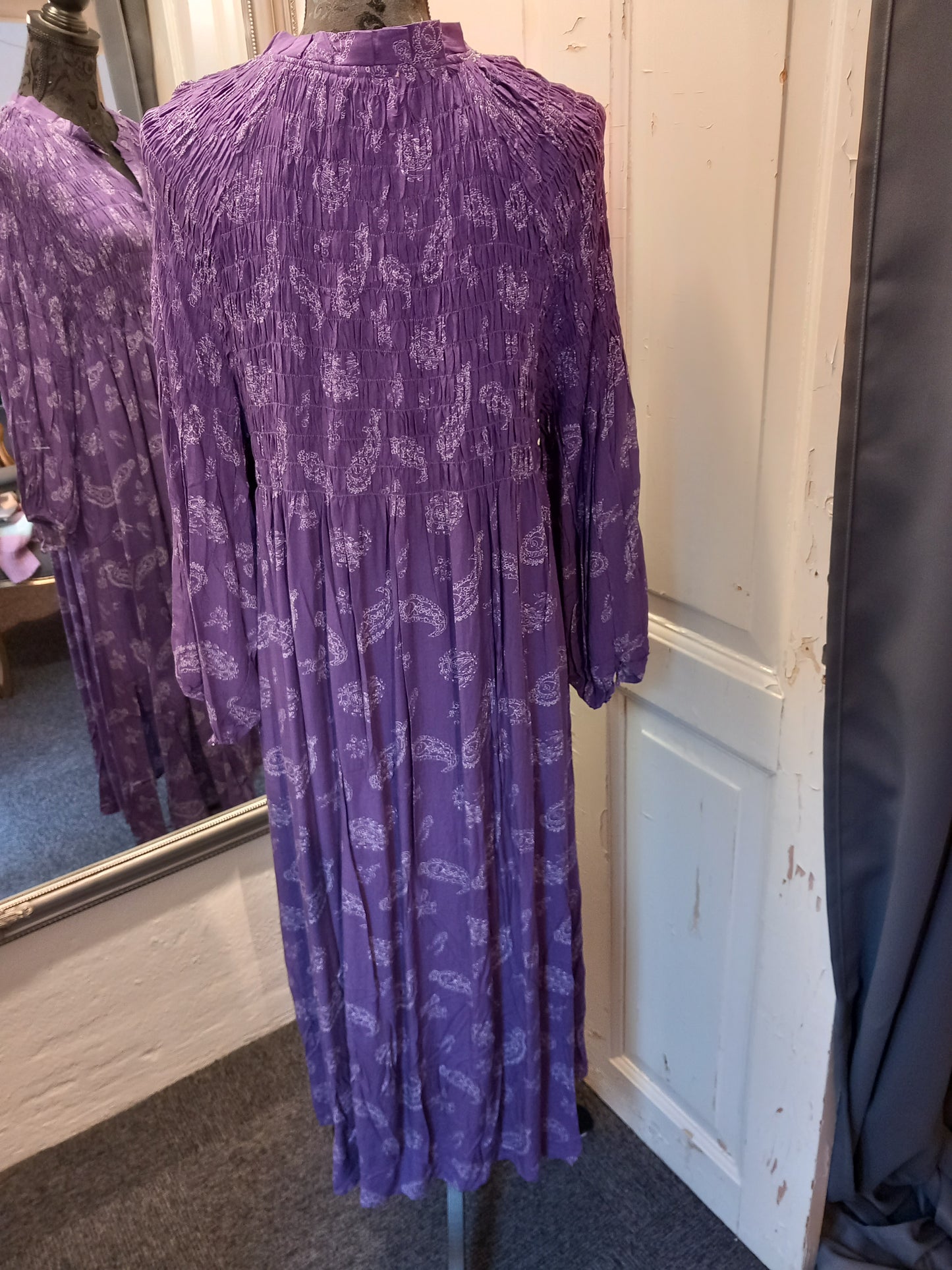 Kjole, lilla med paisley mønster