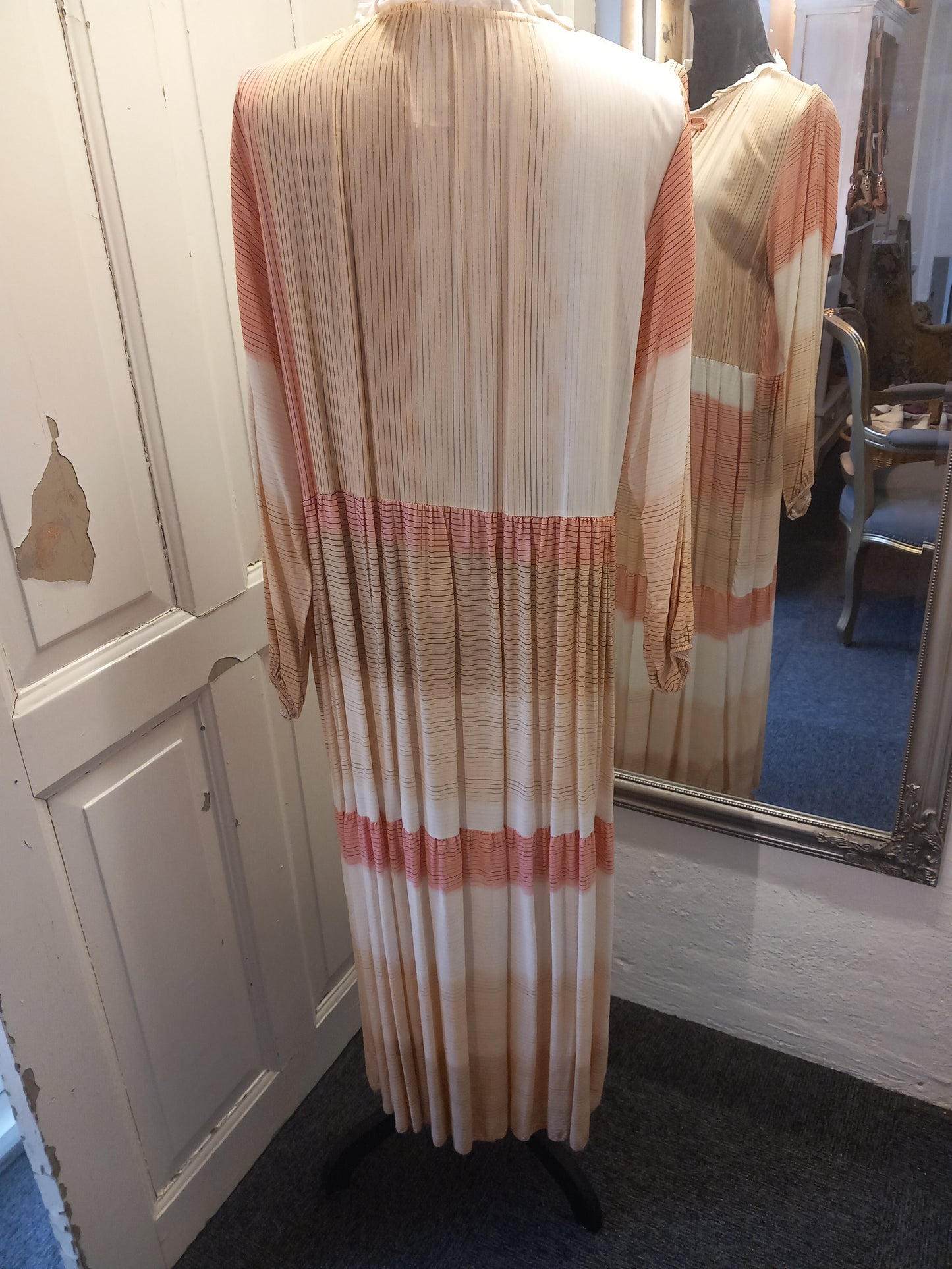 Kjole, stribet i jordfarver og lyserød