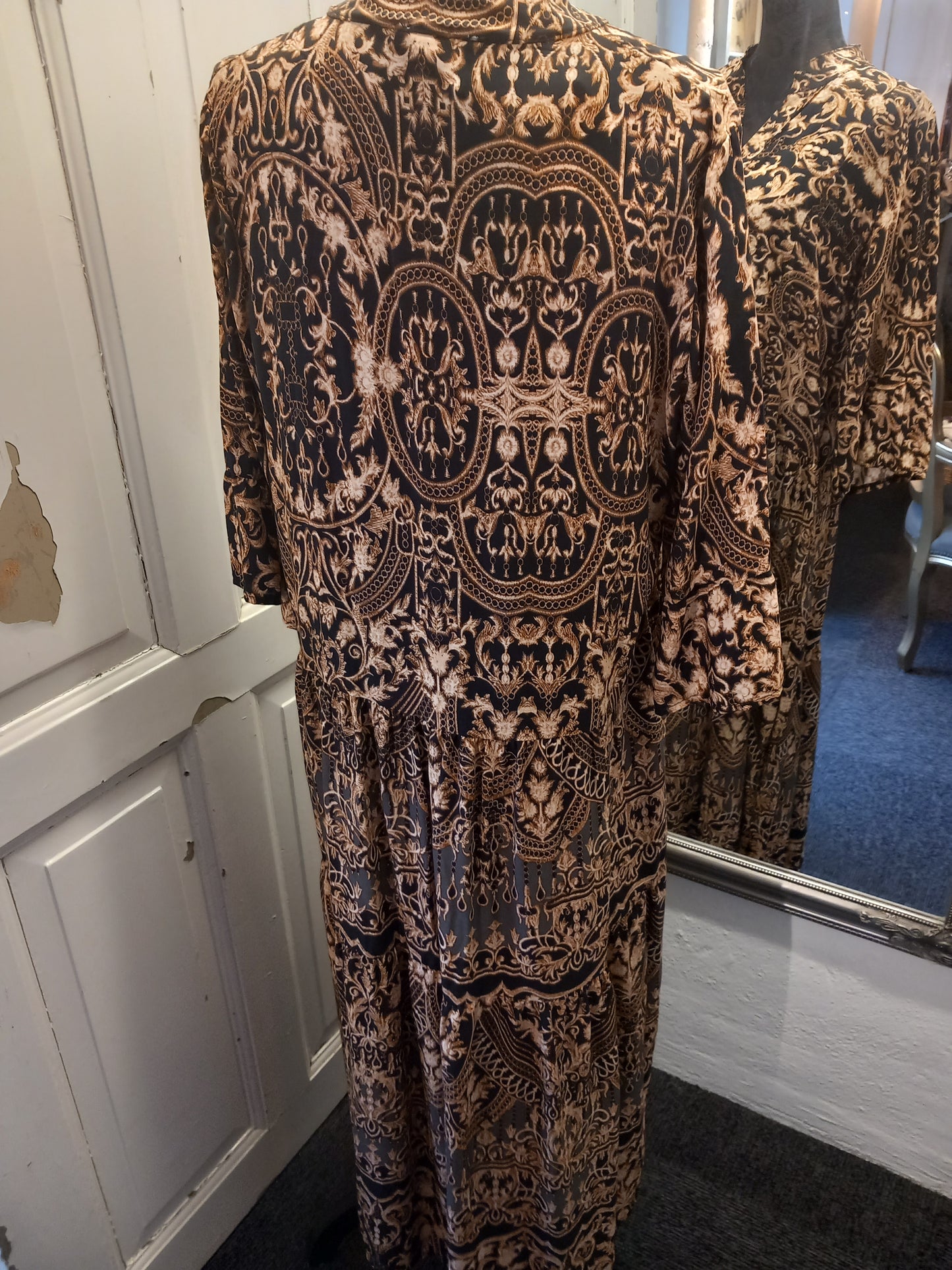 Kjole, sort med mønster i jordfarver