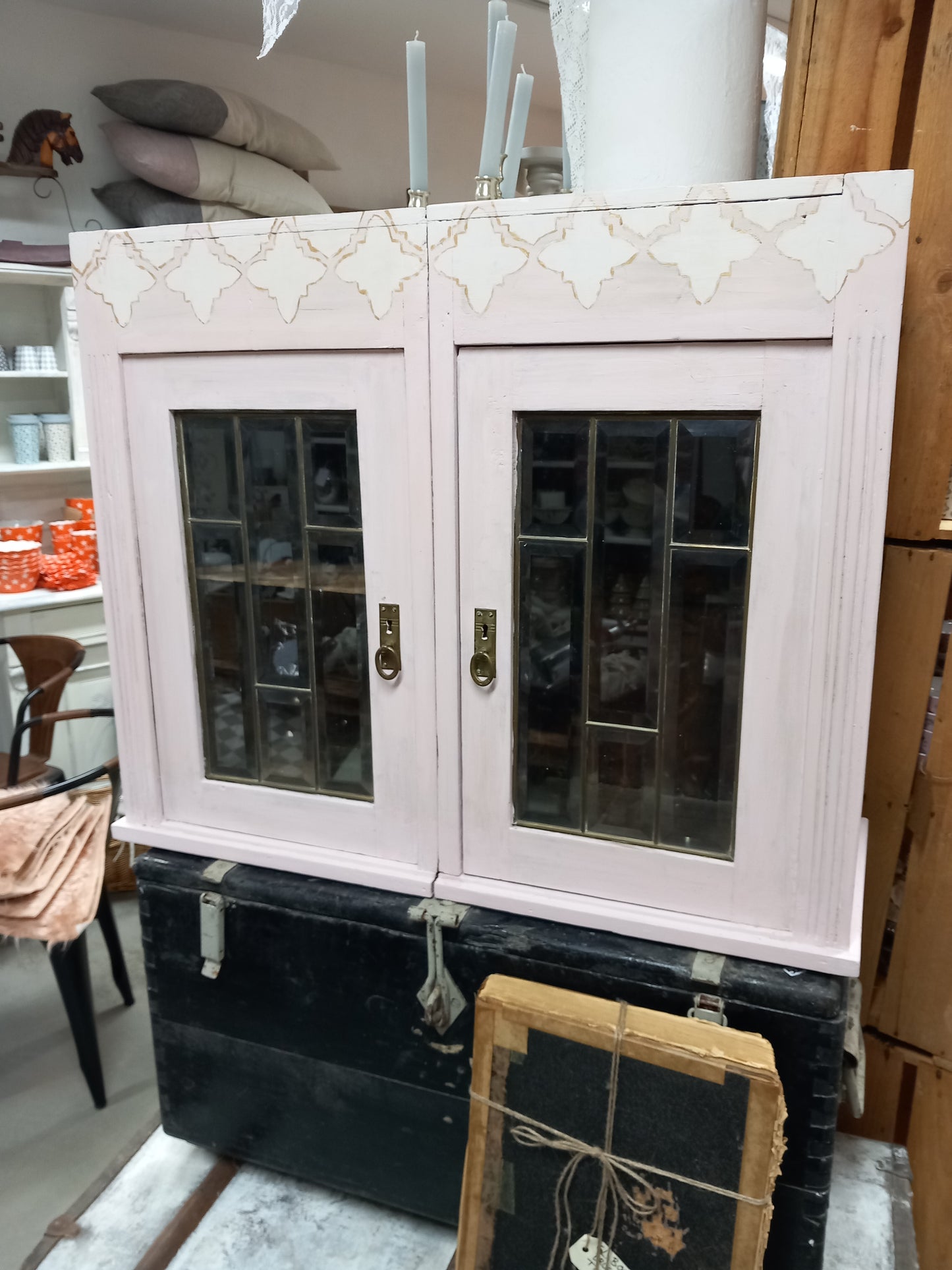 Vitrineskab til væg