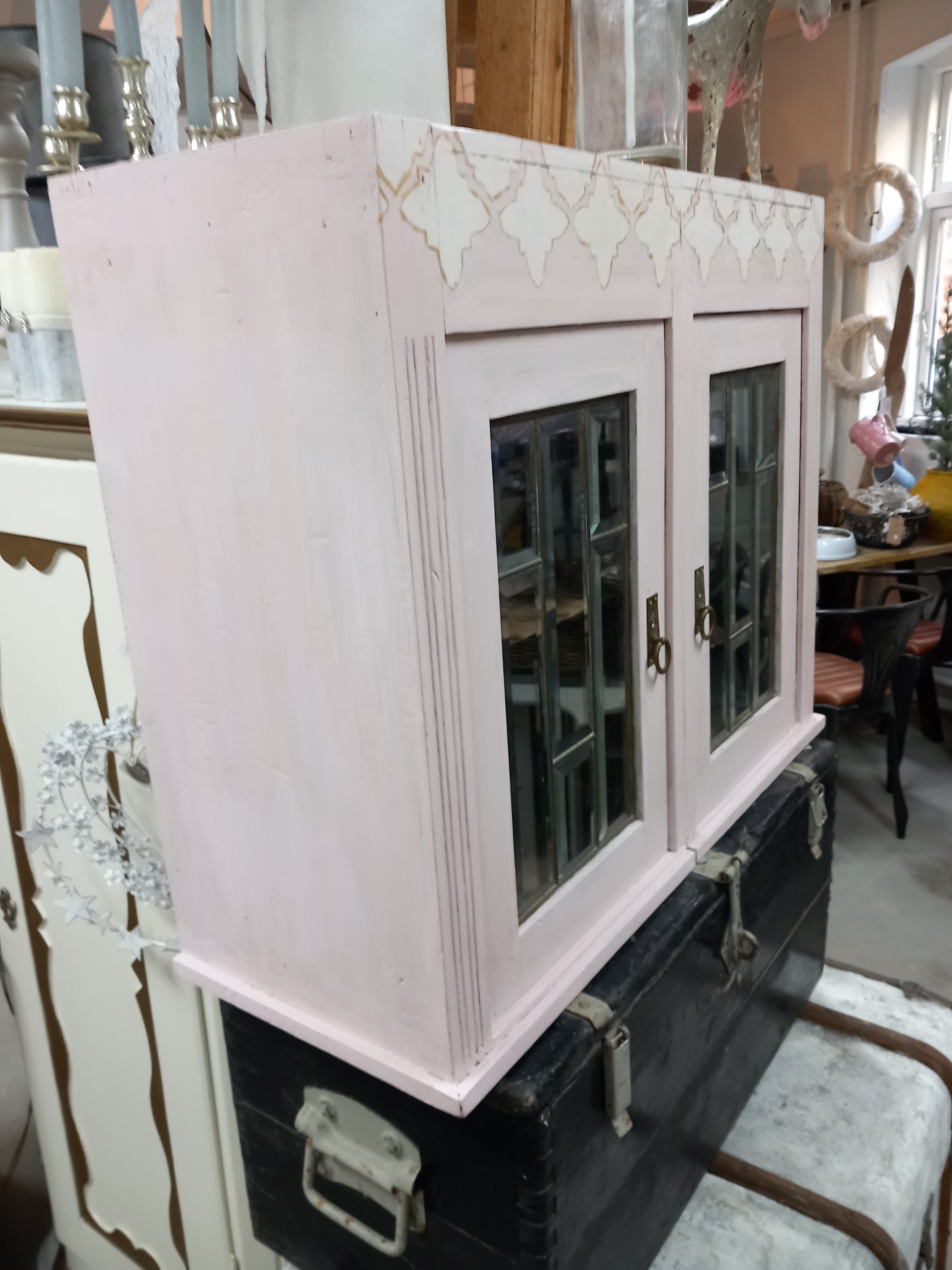 Vitrineskab til væg