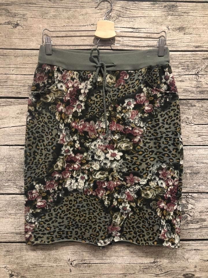 Nederdel med leo og blomster, flere farver