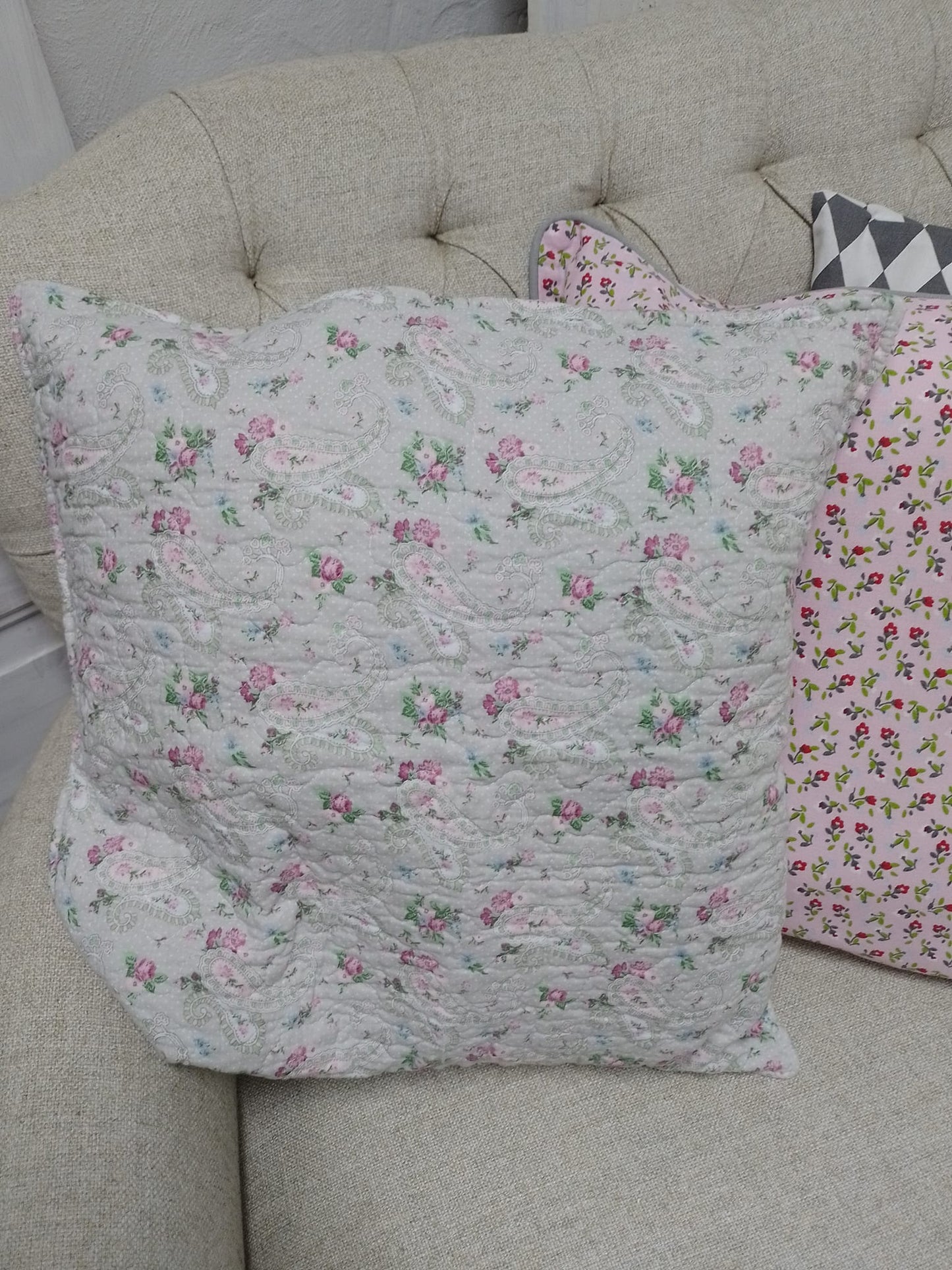 Pude med blomster, grå