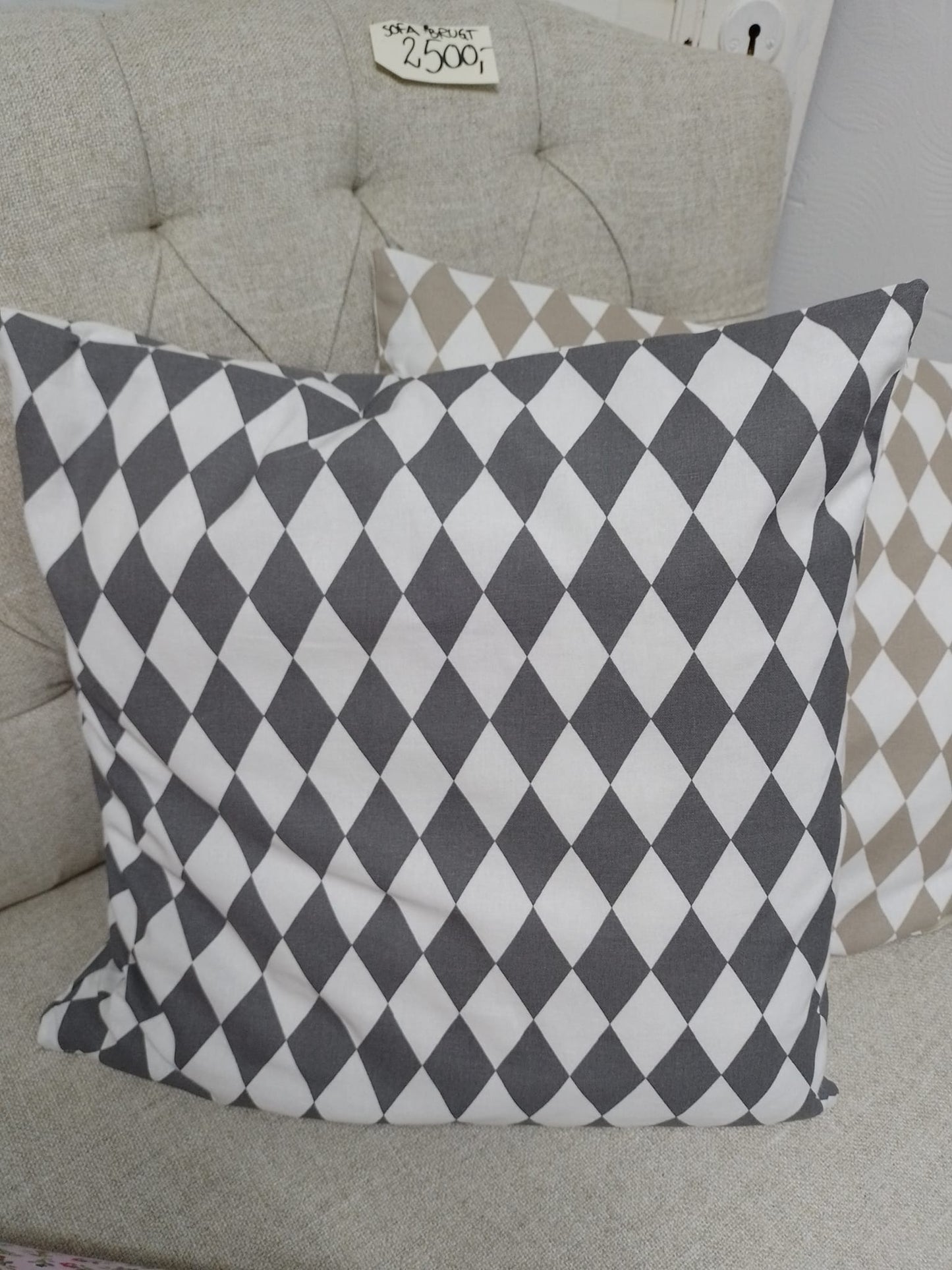 Pude med harlekintern, grå