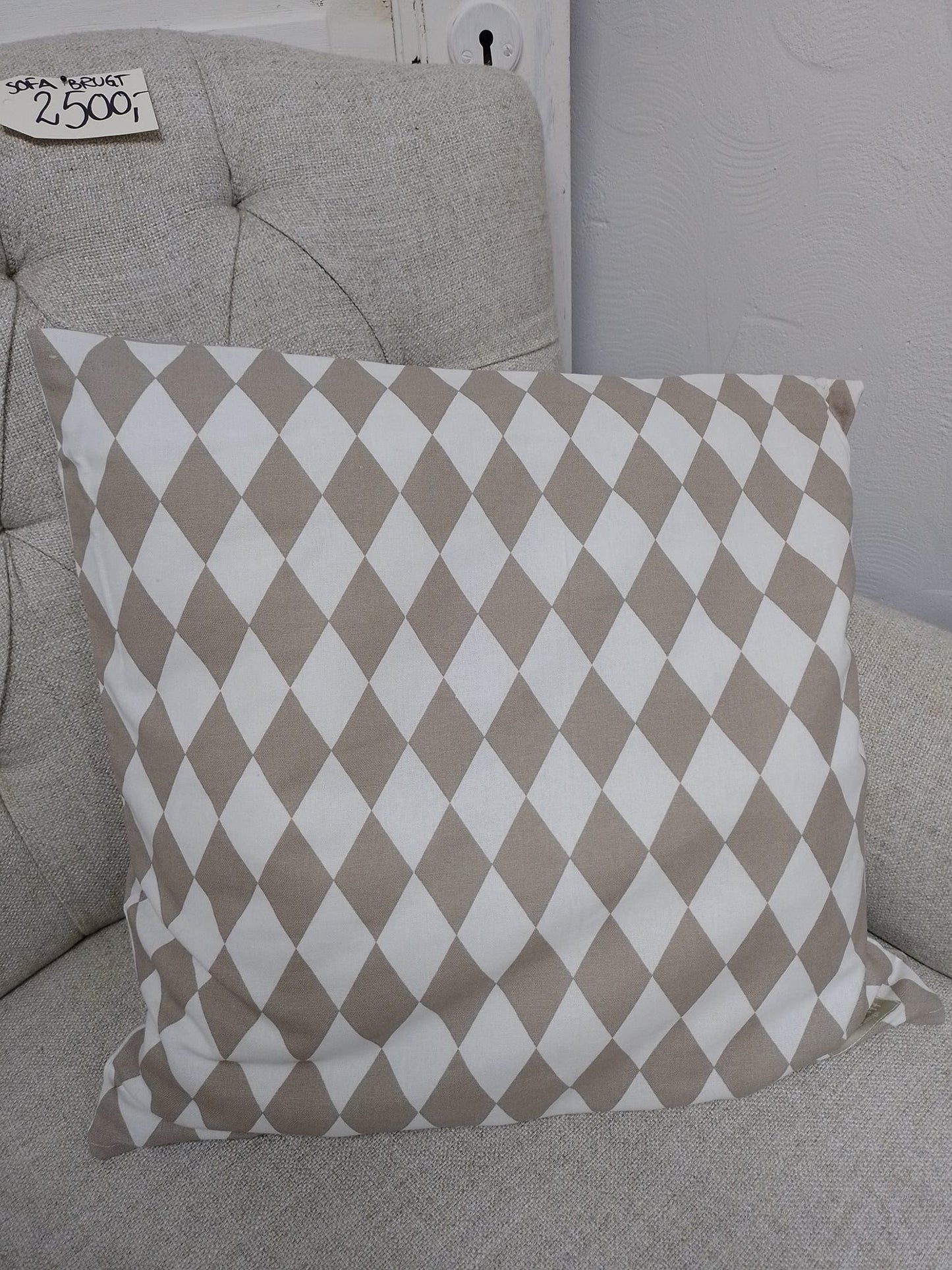 Pude med harlekintern, beige