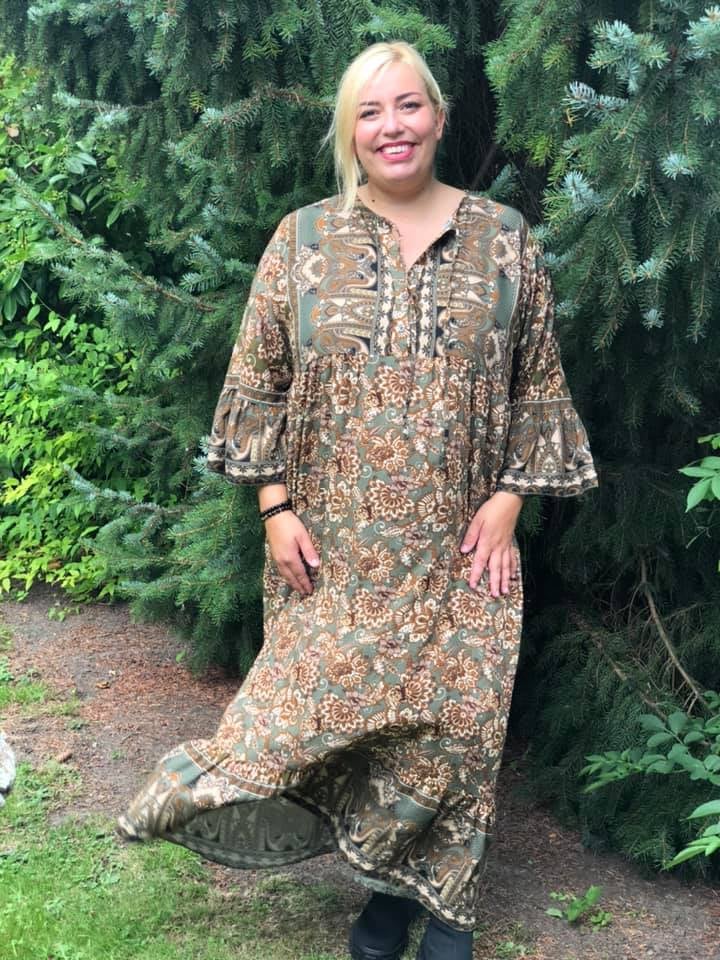 Maxikjole med bindebånd ved hals