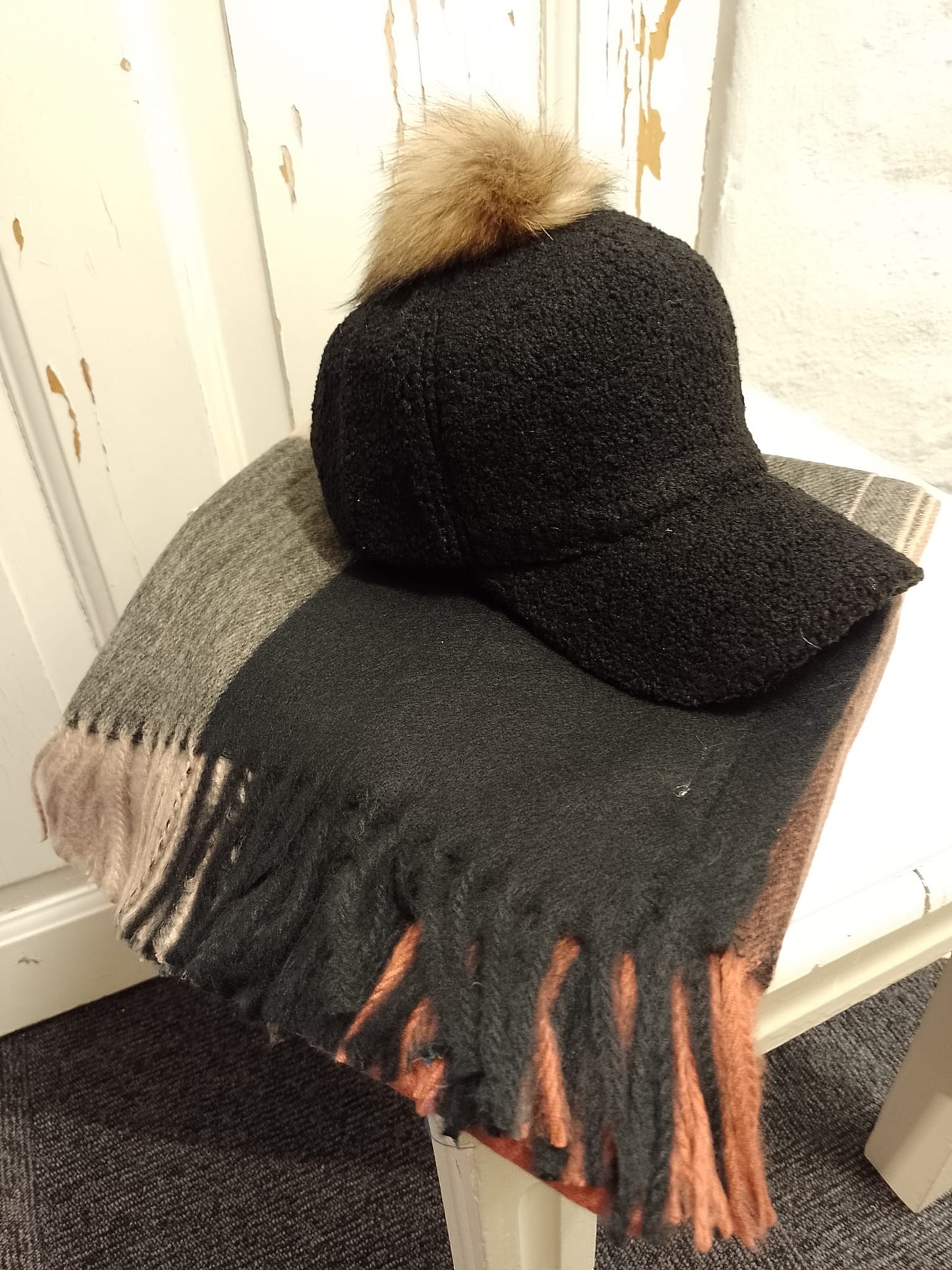 Kasket med pels-dulle, flere farver