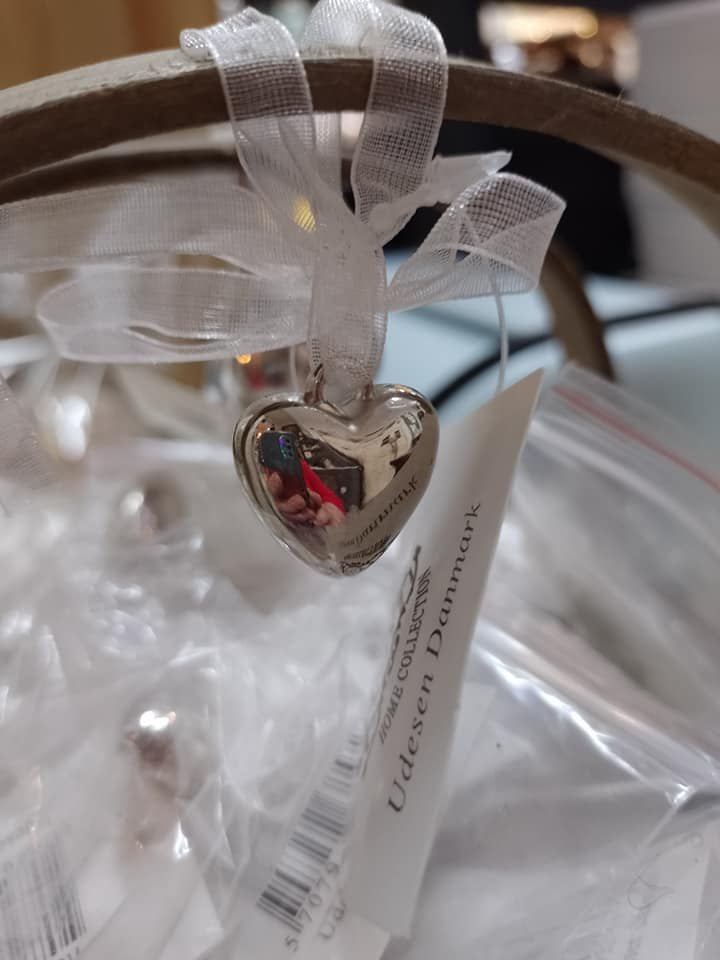 Hjerter til ophæng. Båndet er i vedhænget.